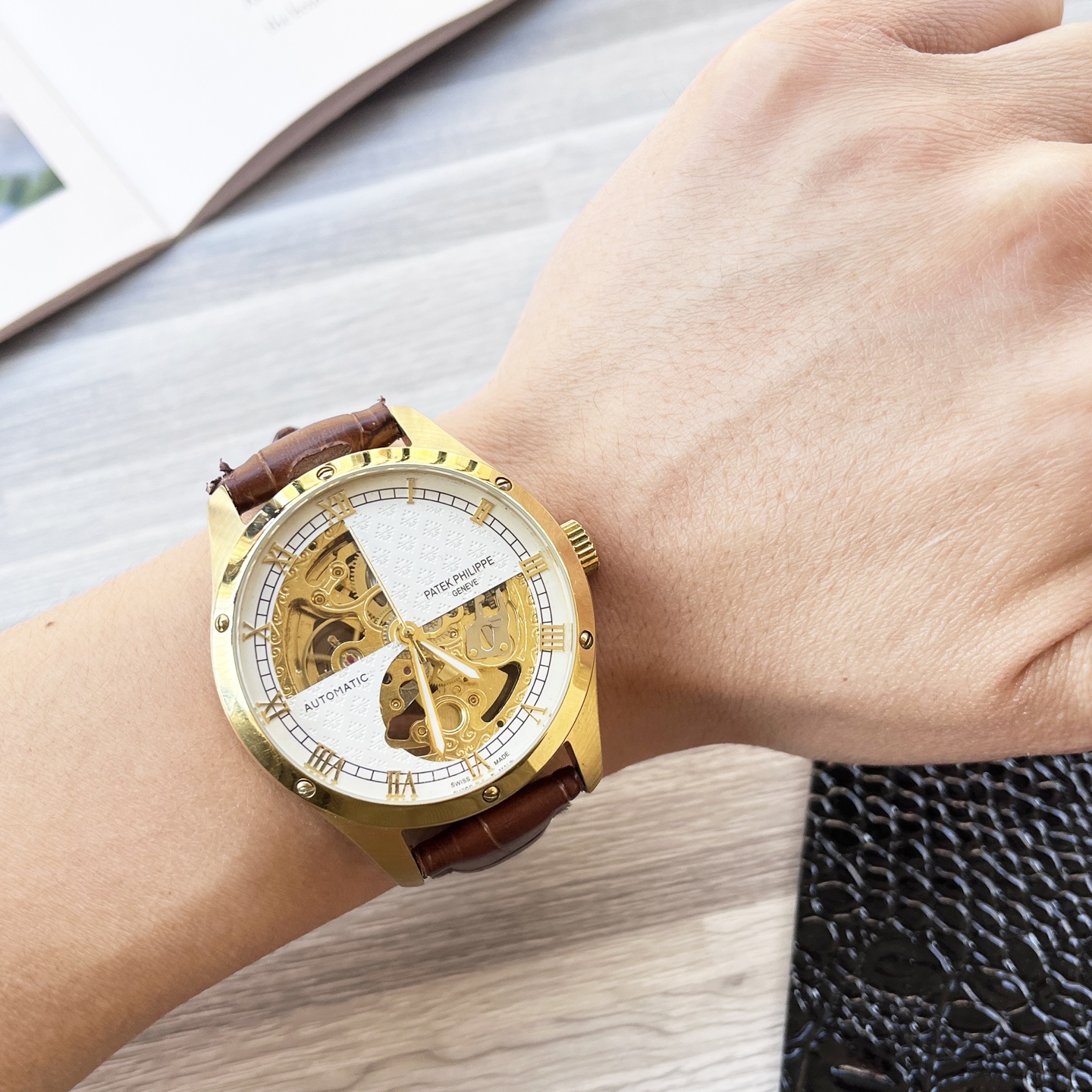 NO:741657,Unified, complex timepieces, luxurious and elegant, classic new products, shocking launch [Latest] Cartier big flywheel design [Type] Fine men's watch [Strap] Genuine leather strap [Movement] High-end fully automatic mechanical movement [Mirror] Mineral strengthened glass (higher definition) Elegant taste Vast and atmospheric Ingenuity Wrist treasure Size 42mm diameter 12.5mm thick Hot sale on the market!  Welcome to reprint!  ,,cartier,cowhide19860909统一 复杂时计 奢华大气 经典新品 震撼上市【最新】卡地亚大飞轮设计【类型】精品男士腕表【表带】真牛皮表带【机芯】高端全自动机械机芯【镜面】矿物质强化玻璃（更高清） 品味高雅 浩瀚大气 匠心独运 腕间瑰宝 尺寸直径42mm厚12.5mm热卖上市！欢迎转载！,,cartier,cowhide,Watch