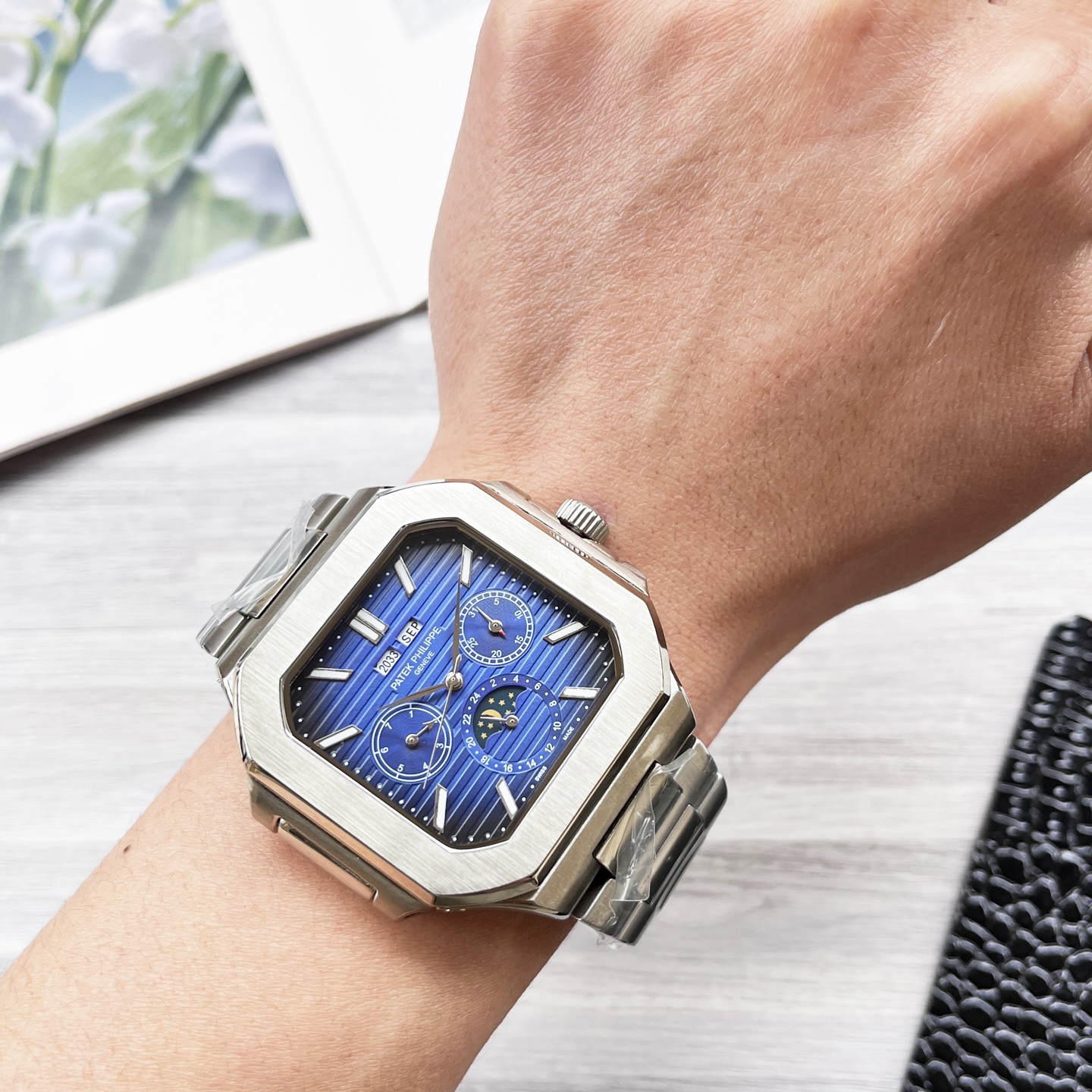 NO:741666,Unified octagonal shell series, exquisite and versatile [latest] Patek Philippe latest design large flywheel boutique [type] boutique men's watch [strap] genuine cowhide strap [movement] high-end fully automatic mechanical movement [mirror] mineral-strengthened glass (higher definition) elegant taste vast atmosphere unique ingenuity wrist treasure size diameter 42mm diameter 12mm hot sale on the market!  Welcome to reprint!  ,,patek philippe,cowhide19860909统一 八角壳系列 精致百搭【最新】百达翡丽 最新设计大飞轮精品【类型】精品男士腕表【表带】真牛皮表带【机芯】高端全自动机械机芯【镜面】矿物质强化玻璃（更高清） 品味高雅 浩瀚大气 匠心独运 腕间瑰宝 尺寸直径42mm厚12mm热卖上市！欢迎转载！,,patek philippe,cowhide,Watch