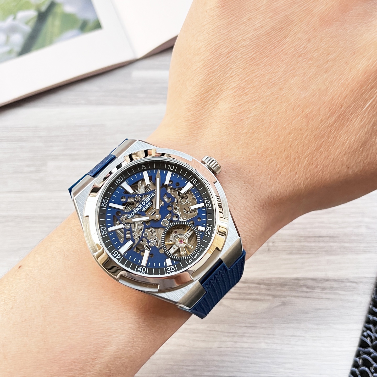 NO:741653,White gold steel belt white gold 570 new product Vacheron Constantin VC Vacheron Constantin Overseas series 6000v/210R-B934 classic beauty appreciation Vacheron Constantin Overseas series All over the world series retrograde calendar watch model can be called a milestone of extraordinary significance. The horological complications embodying the long tradition of Geneva watchmaking reflect the wonderful fusion of extraordinary skills and the fashion of the times.  It uses a self-made fully hollow tourbillon movement with a diameter of 42.5 mm. The steel belt can also be freely replaced with matching tape!  All watch friends are welcome to taste it. We recommend men’s multifunctional mechanical watches, Vacheron19860909白 金 钢带白 金570 新品 江诗丹顿 VC Vacheron constantin 纵横四海系列6000v/210R-B934经典之美品鉴江诗丹顿 纵横四海系列 众横四海系列 逆跳日历款腕表 型 堪称意义非凡的里程碑之作.凝聚着日内瓦悠久制表传统的钟表复杂功能,体现出超凡技艺与时代风尚的绝妙融合. 采用自制全镂空陀飞轮机芯 直径42.5毫米钢带 同时另可自由更换搭配胶带 皮带！ 欢迎各大表友品鉴.精致推荐男士多功能机械腕表,,vacheron,Watch