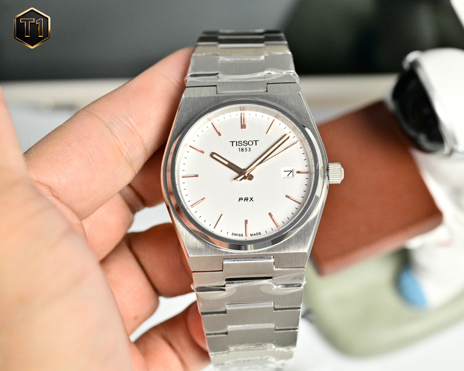 NO:741677,Original quality Tissot PRX series T137.410.11.031.00 retro fashion business men's quartz watch is now available with disco style design  This series of watches breaks the boundaries between retro and trend, integrates the feelings of the 1970s into modern fashion, reshapes the classic charm of the era, and is always stunning online. Adhering to the brand concept of innovation derived from tradition, it is equipped with a barrel-shaped case and an 'one-piece stainless steel bracelet' (integrating the bracelet, lugs, and case into one). Square size  But there is a lot of ingenuity. Tissot joins hands to re-engrave the classic masterpiece and present the watch design in 1911. At this moment, it is in the trend of the times. It is equipped with Swiss quartz movement, sapphire glass, 316 Swiss steel, 100 meters deep waterproof, easy and fast switch lugs to change the strap, the dial is 40mm, super luminous. One watch, one code.  Style: Men's watch Brand TISSOT Size 40mm Thickness 10.4mm Movement original Swiss quartz movement Case: 316 stainless steel Strap 316 stainless steel Watch mirror sapphire crystal glass Buckle Push-button butterfly buckle Waterproof 100 meters Super luminous display, tissot19860909原单品质 天梭（TISSOT）PRX系列 T137.410.11.031.00 复古时尚 商务男士石英腕表火爆登场  凭借disco 风格设计 此系列腕表打破了复古与潮流的界限,将上世纪70年代情怀融于现代时尚,重塑时代经典魅力,时刻惊艳在线.秉持创新源于传统的品牌理念,为其配了酒桶型表壳,配备了“一体式精钢表链”（融表链,表耳,表壳于一体）.方寸之间却有匠心独运,天梭携手复刻经典力作,呈现1911年腕表造型设计,这一刻,着古潮今.搭载瑞士石英机芯,蓝宝石玻璃,316瑞士钢,100米深度防水,开关生耳换表带方便快捷,表盘为40mm、超强夜光.一表一码 款式:男表 品牌TISSOT 尺寸40mm 厚度10.4mm 机芯原装瑞士石英机芯 表壳:316精钢 表带316精钢 表镜蓝宝石水晶玻璃 表扣 按钮式蝴蝶扣 防水100米 超强夜光显示,,tissot,Watch