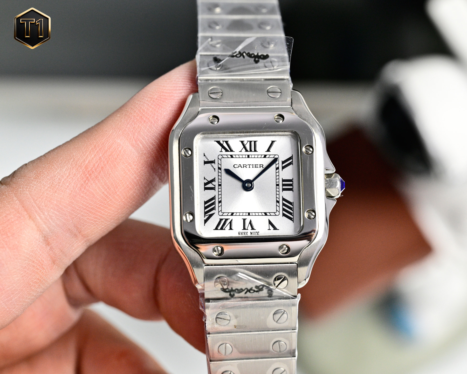 NO:763983,2026 first public launch of new model, genuine open mold, Taiwan factory V12 version Cartier, women's small Santos, silver-plated frosted dial, Roman numeral time scale, sword-shaped blue needle (ultra-thin series) Movement type: imported quartz movement.  Table diameter: Women's 27×34.4mm Case material: 316 stainless steel, sapphire crystal glass, steel belt Cartier's unique screws, the details and workmanship are consistent with the original, three codes in one.,,cartier198609092026首次公开推出新款 正品开模 台湾厂V12版卡地亚,女款小山度士 镀银磨砂表盘 罗马数字时标 剑形指蓝针（超薄系列）机芯类型:进口石英机芯. 表径:女27×34.4mm表壳材质:316精钢.蓝宝石水晶玻璃,钢带卡地亚独有螺丝钉,细节做工与正品一致,三码合一.,,cartier,Watch