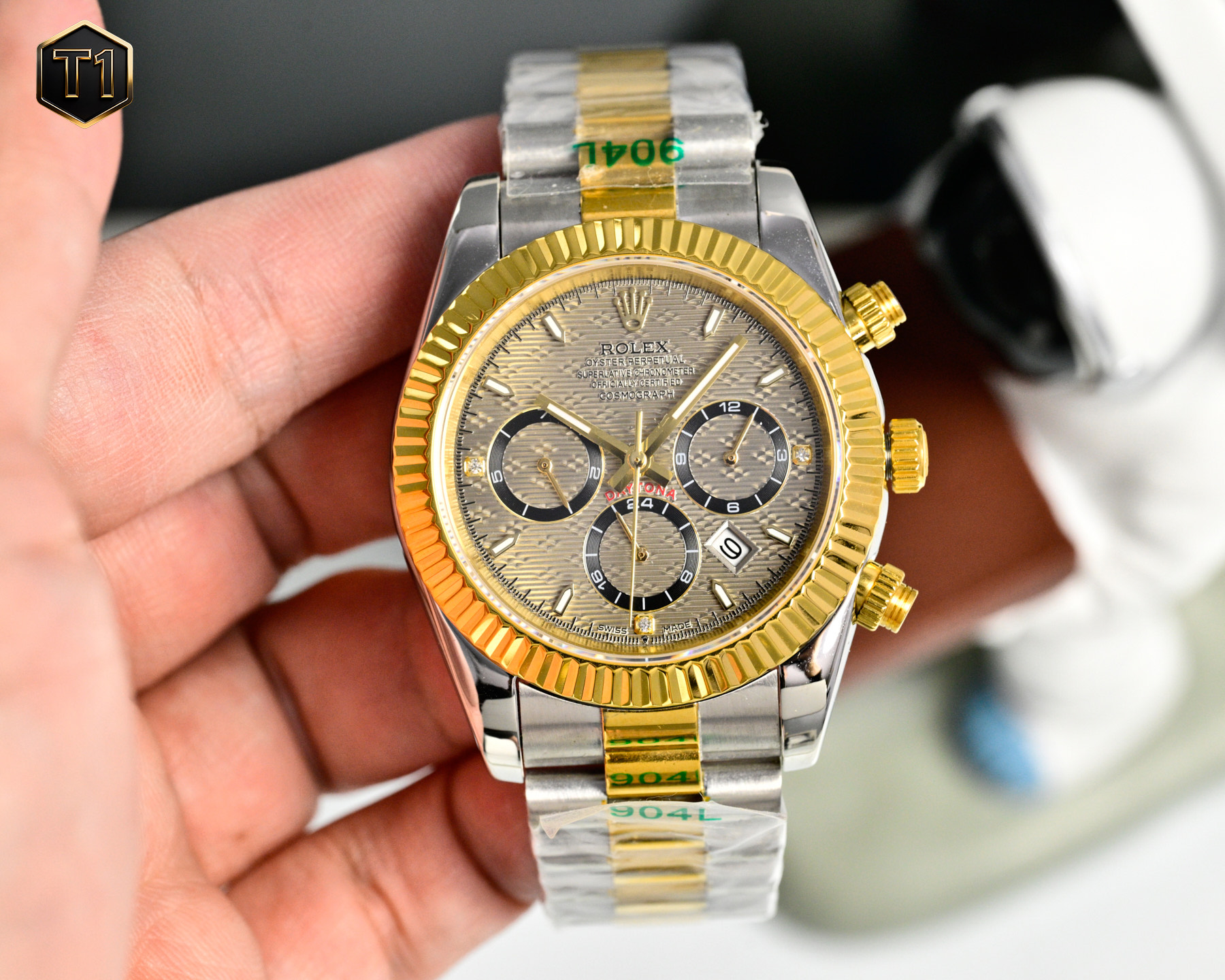 NO:763993,Platinum New model of the year strongly recommended Classic Diary Series - Multi-Function Watch The highest version of Rolex in the anti-watch world. Complex series six-pin men's watch [Love] Hot model [Love] Multi-function watch. 1 Equipped with an original imported mechanical watch with day and month moon phase kinetic energy function movement!  2 The dial uses classic and exclusive high-end luxury ribbing to highlight the luxurious temperament of this watch [呲呲] 3 The strap uses imported 316 steel strap watch!  4. The watch mirror adopts double sapphire mirror!  5 see-through bottom cover!  6 Diameter 41 mm, thickness 10 mm!  The watch function integrates day/month/date/moon/sun and other functions into one. It is the true standard of the best men's business watch!  A representative work of high-end watches!  Produced with honor, the reputation of being distinguished is reflected in the details, which reveal the nobleness of men, excellent taste, great craftsmanship and grandeur that is comparable to the original products!  The appearance and appearance are the same, originality, rolex19860909白 金 年度新款强力推荐 经典日志系列-多功能腕表 防表届最高版本劳力士 复杂系列六针男表[爱心]爆款[爱心] 多功能腕表. 1搭载原装进口星期月份月相动能功能机芯机械表！ 2表盘上采用经典独家高级奢华棱纹 突显出这款腕表的华贵气质[呲牙] 3表带采用进口316钢带腕表！ 4表镜采用双卜蓝宝石镜面！ 5透视底盖！ 6直径41毫米,厚度10毫米！ 腕表功能汇集星期/月份/日期/月亮/太阳等功能于一身,最佳男士商务腕表真正的标配！为高端腕表的代表之作！ 荣誉出品 尊贵彰显之美誉细节之处透露男士高贵,品位十分,匠心巨制 大气媲美原装货！表里如一 独具匠心,,rolex,Watch