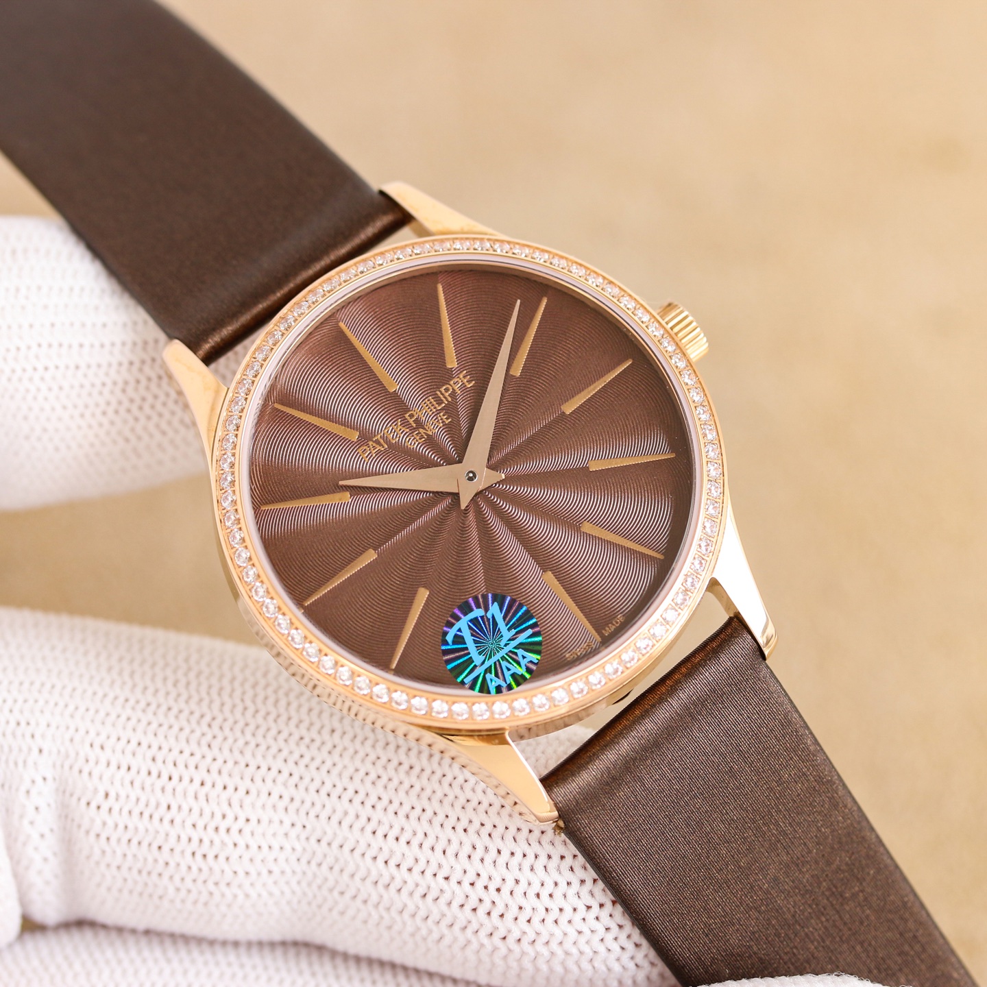 NO:764047,Unified GS factory's new Patek Philippe classic women's watch series 4997/200R-001 model 1. Equipped with a fully automatic integrated cal.240 movement 2. The dial is decorated with embossed patterns, with coated hour markers, and faceted sword-shaped fingers, which is an ultra-thin design of similar products 3. The glass is sapphire double divination glass, ultra-thin satin calfskin, with Patek Philippe pin buckle  4. The ultra-thin watch has a diameter of 35mm and a thickness of 9.5mm. It is a must-have ultra-thin women's watch for all women. Produced by GS, it must be a high-quality product!  ,,patek philippe,cowhide19860909统一 GS厂新款百达翡丽古典女款表系列4997/200R-001型号 1.搭载全自动一体cal.240机芯 2.表盘饰有压花图案,搭配涂层时标,琢面剑形指,是同类产品超薄设计 3.玻璃为蓝宝石双卜玻璃,超薄缎纹小牛皮,搭配百达翡丽针扣 4.超薄表径尺寸为35mm,厚度9.5mm,是为所有女士所必备的一款超薄女表. GS出品,必属精品！,,patek philippe,cowhide,Watch
