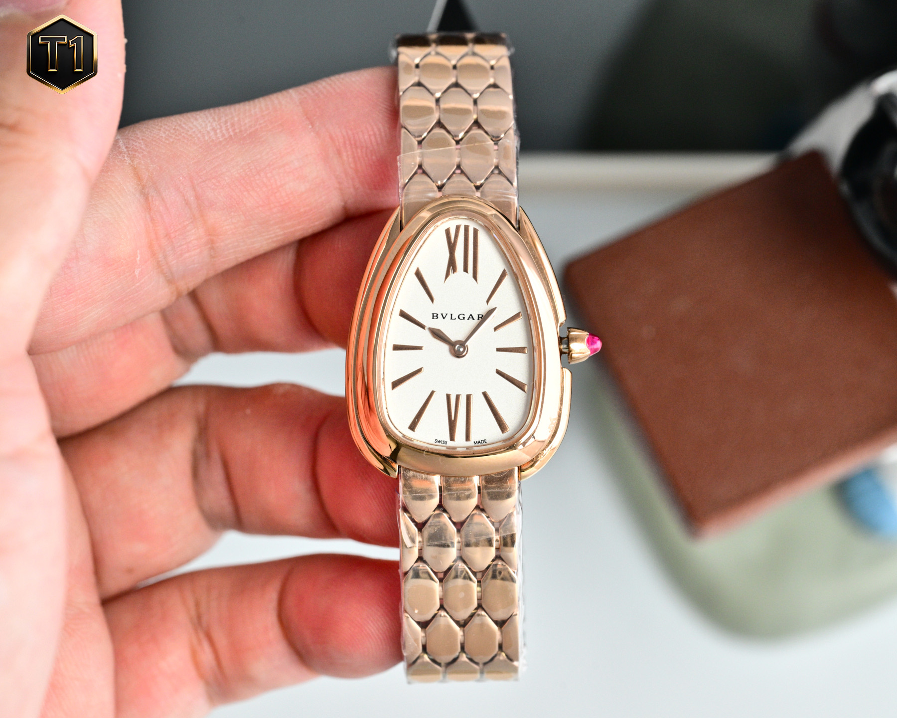 NO:764063,Aperture, diamond ring, color 50 Bvlgari women's watch, the latest diamond-set Serpenti seduttori gilt snake shadow watch with Swiss original quartz movement! It’s super beautiful and the way you wear it is very special. It feels like being wrapped by a snake ~ very unique! The combination is very eye-catching, elegant and capable! Definitely not a bad street style! The unique snake-shaped design for timing jewelry and diamond watches and the bold use of colors. Bulgari really brings the Italian aesthetics and the beautiful blend of ancient Greek mythology to the extreme. It is really exquisite. The beautiful snake scales sparkle with moving light. Wonderful time flows from the wrist ~ Bulgari has always been known for its beauty. Known for its bold design, unique style and changing colors, each piece reveals the brand's love for lines and fascination with Greek mythology - unique and original, perfectly integrating Italian design and Swiss watchmaking art. For more than a century, Bulgari has always accompanied women. Founded in BVLGARI in 1884 is a model of outstanding Italian design! BVLGARI BVLGARI watches—SERPENTI series redefine your time~,,bottega veneta,bvlgari,bvlgari19860909光圈 钻圈 色50 Bvlgari宝格丽女士腕表,最新款镶钻版Serpenti seduttori鎏光蛇影腕表瑞士原装石英机芯！超美腻 佩戴方式很特别 像被蛇缠绕～十分别致！搭配起来非常吸睛可优雅可干练！绝对不是烂大街的款！为珠宝钻石腕表计时独特的蛇形设计大胆的用色宝格丽真的是将意大利美学,古希腊神话的绝美糅合发挥到了极致,真的很精致,美丽的蛇鳞闪烁动人光芒美妙的时光从腕间流过～光宝格丽历来以设计大胆、风格独特及色彩变幻著称,每件作品均透着品牌对线条的钟爱,对希腊神话的神往～独具匠心,将意大利设计和瑞士制表艺术完美融合一个多世纪以来,宝格丽始终陪伴着女性.创始于 1884年的BVLGARI宝格丽,堪称意大利杰出设计的典范！宝格丽BVLGARI手表—SERPENTI系列重新定义你的时间~,,bottega veneta,bvlgari,bvlgari,Watch