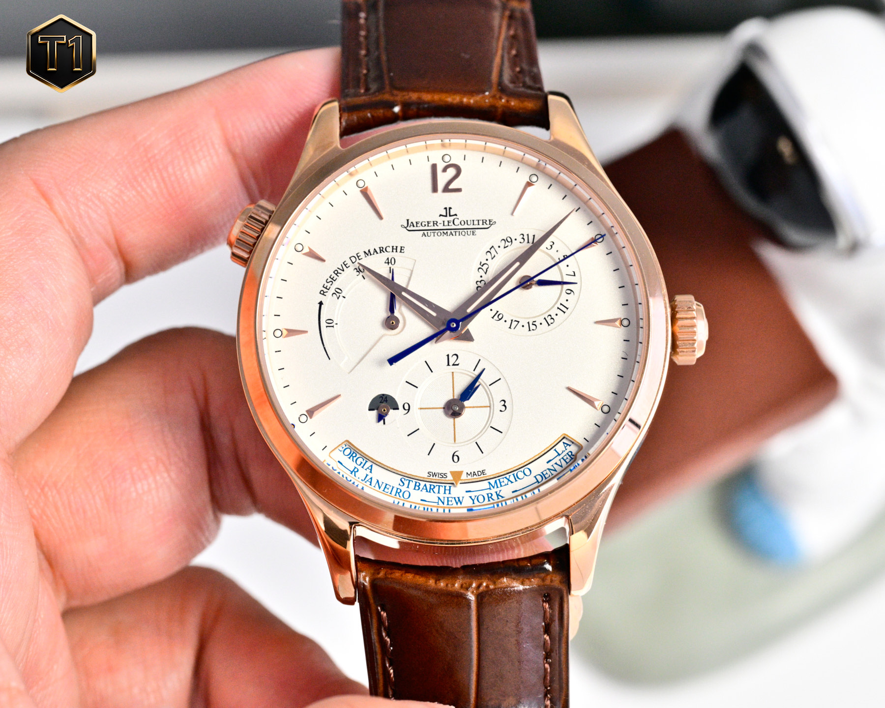 NO:763982,Platinum V+ Factory produced [highest version on the market] JL Jaeger-LeCoultre. Big names all call it ugly. In fact, it is given high praise. In terms of taste and appearance, it plays a decisive role in the watch industry. No matter how you wear it, it will make your face look longer. It shows your taste in every way. Master Geographer Master Series Q1428421 Newly upgraded replica multi-function watch. Upgraded Cal.939A movement. The polishing effect is closer to the original. Upgraded shaft. The automatic rotor is edged in rose gold.  Clear text lines, functional date display, dual time zone, power reserve display, 316L stainless steel, 42mm diameter, original folding buckle!  V+ Factory’s ingenious work is worth owning!  ,,jaeger-lecoultre19860909白 金 V+ Factory出品【市场最高版本】JL积家 各路大咖都叫它大丑 其实赋予的是极高赞美 论品味与外观 在钟表界有着举足轻重的地位 戴出去怎么都是长脸 各种彰显品味 Master 地理学家大师系列 Q1428421 复刻版全新升级 多功能腕表 升级Cal.939A机芯 打磨效果更近原装 升级轴 自动陀为玫金边 字面纹路清晰 功能日期显示 双时区 动力储备显示 316L精钢 直径42mm 原装折叠扣！V+ Factory匠心之作 值得你拥有！,,jaeger-lecoultre,Watch