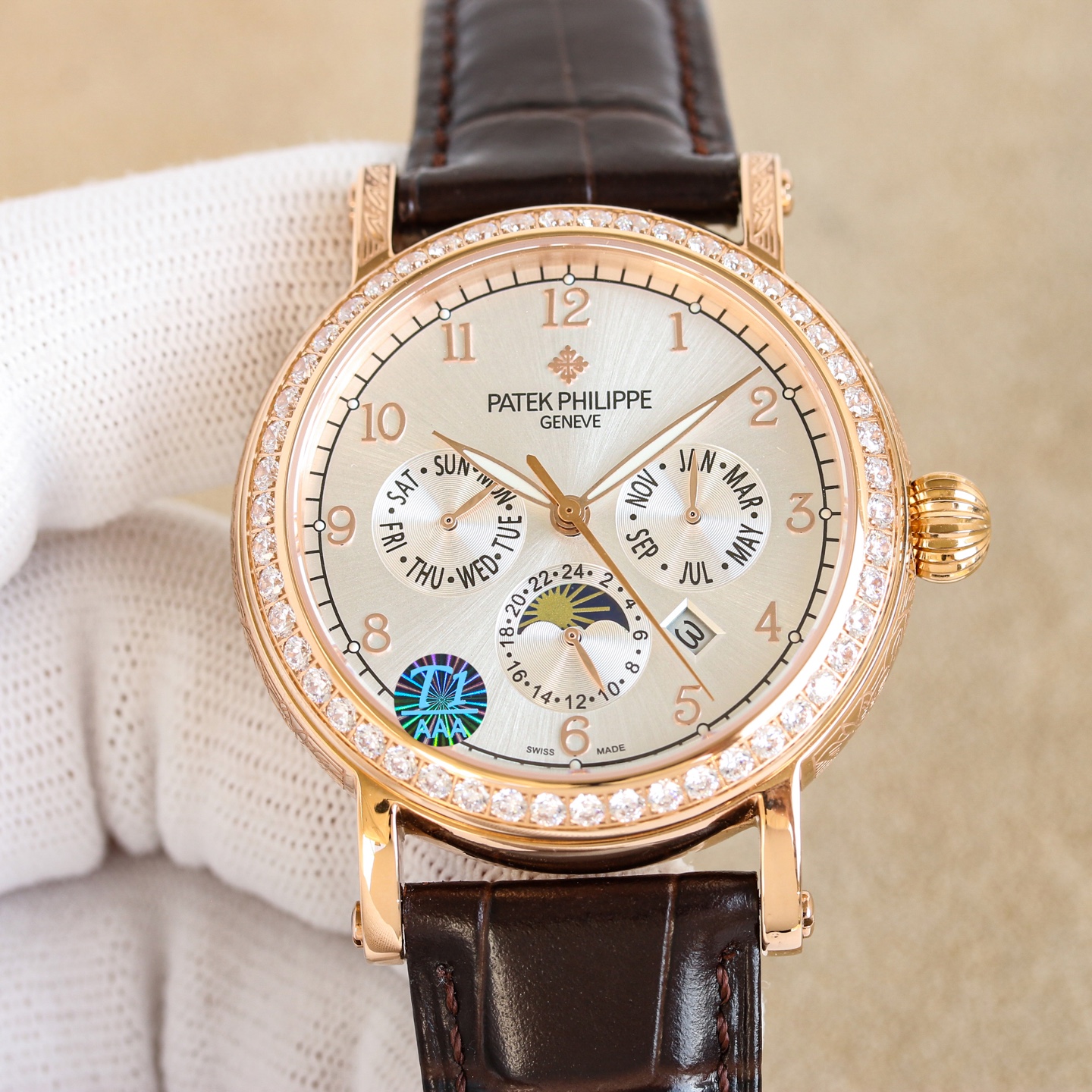 NO:764076,Platinum, 50 diamonds, the Patek Philippe Engraved Watch is a beautiful medal on the wrist. In the dazzling galaxy of watchmaking, the Patek Philippe Engraved Watch is like the most dazzling star.  On the dial, the delicate and exquisite carvings are like flowers blooming in time. Every petal and every vein is carefully carved by the watchmaker with uncanny skills. The carvings seem to give life to the watch, showing a dynamic beauty in the interplay of light and shadow. When the light falls gently, the carvings are like agile elves dancing on the dial, performing a silent dance of luxury.  1. Equipped with imported multi-functional movement [non-market ordinary domestic movement] (zero repair) function (24 hours, week/star/month), this watch has a power reserve of 38-48 hours. 2. Imported 316L stainless steel, using 18k quality furnace vacuum plating!  3. Paired with exclusive customized square scale cowhide strap. 4. Wear-resistant and scratch-resistant sapphire glass mirror!  530 meters waterproof level. Patek Philippe is simple but not simple!  The quality of the actual shooting is the same!  ,,patek philippe,cowhide19860909白金 钻50 百达翡丽雕花腕表腕间的绝美华章 在制表的璀璨星河里,百达翡丽雕花腕表宛如一颗最为耀眼的星辰. 表盘之上,细腻而精致的雕花宛如盛开在时光中的繁花.每一片花瓣、每一道脉络,皆由制表师以鬼斧神工般的技艺精心雕琢.那雕花仿若赋予了腕表生命,在光影交错间,展现出动态的美感.当光线轻轻洒落,雕花之处便似灵动的精灵在表盘上舞动,演绎着一场无声的奢华之舞. 1搭配进口多功能机芯【非市场普通国产机芯】（零返修）功能（24小时,星期/星辰/月份）此腕表拥有38-48小时动力储备. 2进口316L精钢,采用18k品质炉内真空电镀！ 3搭配独家定制方形鳞纹牛皮表带 4耐磨防刮蓝宝石玻璃镜面！ 530米生活防水等级. 百达翡丽（Patek Philippe） 简约而不简单！实物拍摄品质如一！,,patek philippe,cowhide,Watch
