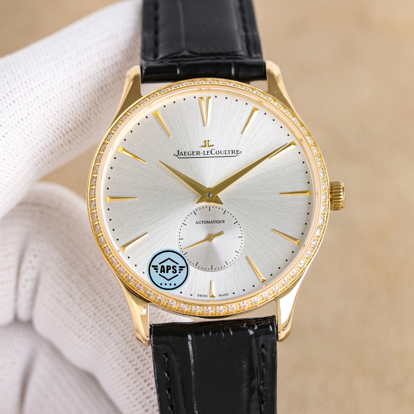 NO:764088,Platinum, 50 diamonds, new product Jaeger-LeCoultre Master Series 1218420, a harmonious movement of tradition and modernity. Master Ultra Thin Master Series Small Seconds Watch is made of stainless steel (diameter 39 mm), equipped with Caliber 896. This self-winding mechanical movement accurately indicates hours, minutes, and small seconds. 1 The two and a half hands of the new Master Series adopt the same original 896 machine with a new one-to-one mold opening  2. The simple and exquisite dial uses a three-dimensional logo. The dial enamel is exquisite and delicate, with the iconic radial pattern. 3. The hands use the same yin and yang needles as the original ones, half brushed and half polished. The strap is made of imported calfskin. The one-touch quick-release strap buckle is more convenient.,jaeger-lecoultre,cowhide19860909白 金 钻50 新品积家大师系列1218420,传统与现代的和谐乐章.Master Ultra Thin 超薄大师系列小秒针腕表精钢款搭（直径 39 毫米）,内载896机芯.此自动上链机械机芯精准指示时、分、小秒. 1全新大师系列两针半采用原装一致的896机新一比一开模 2简约精致的表盘采用立体式logo,表盘搪瓷精致而细腻,带有标志性的放射纹 3指针与原装一致采用阴阳针,一半拉丝一半抛光,表带采用进口小牛皮,一键式快拆表带表扣更加便捷,,jaeger-lecoultre,cowhide,Watch