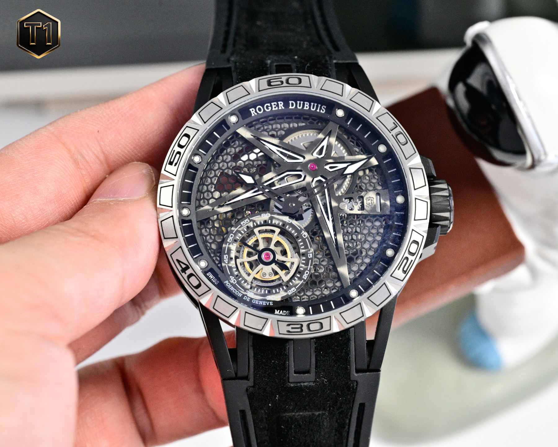 NO:764095,White gold ROGER DUBUIS, EXCALIBUR SPIDER series BLACK DLC TITANIUM 46mm, hollow flying tourbillon, shooting star decoration certified by the Geneva Seal, which is one of the most stringent quality certifications in the high-end watch industry, star-shaped bridge, the iconic design of the Excalibur Original series.,,burberry,roger vivor19860909白 金 ROGER DUBUIS罗杰杜彼,EXCALIBUR SPIDER系列 BLACK DLC TITANIUM 46mm,镂空飞行陀飞轮,流星装饰获得日内瓦印记认证,此乃高级钟表界最严谨的品质认证之一,星状造型桥板,Excalibur Original系列的标志性设计.,,burberry,roger vivier,Watch