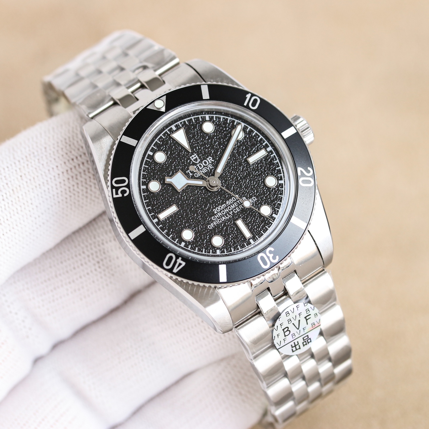 NO:764101,A sincere work produced by Tongyi BVF [Celebrate][Celebrate]!  I strongly recommend the Tudor Black Bay 54 37mm watch, a true 'little steel cannon' of luxury diving watches. [Case] 37mm diameter, returning to the original size of the oyster ince submariner Black Bay 54, paying tribute to the classic Tudor diving watch. The new Tudor Black Bay 54 watch is equipped with beveled lugs. Although the winding crown is still located on the 3rd floor without a crown guard at all.  o'clock position, but the shape and stance of the crown have been updated compared to the previous Tudor Black Bay series. The fluted crown also adds inspiration to the overall retro style, it looks almost exactly like the original, with a Tudor rose pattern. [Dial] The dial is well made, with a fully matte black dial, decorated with gold text and minute track, using inlaid sur-luminova  The gold-plated hour markers are luminous coated and have some added patina, adding some vintage warmth. The same faux patina is also used on the gold snowflake hands. [Watch Strap] The new model also comes with a riveted bracelet inspired by the retro style of the 1950s and 1960s, with a very unique stepped structure, but with faux rivets and solid links, providing a vintage look with modern sturdiness and fine-tuning convenience.  BVF Biwan Model 54 unifies 'fullness' and 'thinness' like a textbook. Good news for those with small wrists, it is worth looking forward to!  ,,bottega veneta,gold plating19860909统一 BVF出品[庆祝][庆祝]诚意之作！怒推tudor帝舵表碧湾54型37mm腕表,真正豪华潜水表的“小钢炮”.【表壳】37mm直径,回归了oyster ince submariner原始尺寸的碧湾54型,向经典帝舵潜水表致敬. 全新帝舵碧湾 54 腕表配备斜面表耳.虽然上链表冠仍然位于完全没有表冠护罩的 3 点钟位置,但与之前的帝舵碧湾系列相比,表冠的形状和姿态已经更新.凹槽表冠也为整体复古风格增添了灵感,它看起来几乎与原版一模一样,并带有都铎玫瑰图案.【表盘】表盘做工精良,采用全哑光黑色表盘,饰有金色文字和分钟轨道,使用镶嵌有 sur-luminova 夜光涂层的镀金时标,并添加了一些铜绿,增添了一些复古的温暖.金色雪花指针也使用了相同的人造铜绿.【表带】新款还配备了受 1950 年代1960 年代复古风格启发的铆接表链,具有非常独特的阶梯结构,但采用人造铆钉和实心链接,提供复古外观与现代坚固性和微调便利. BVF厂碧湾54型是把“饱满”和“轻薄”做了教科书似的统一.小手腕者的福音,值得期待！,,bottega veneta,gold plating,Watch