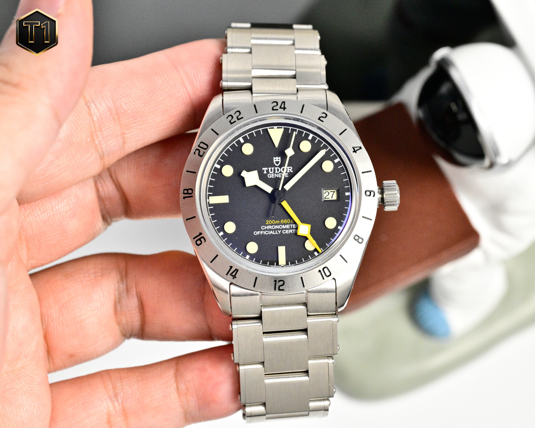 NO:764163,The new product of Uni-President V2 - TD Tudor Black Bay Professional 79470 - takes time as its wings and makes appointments with heaven and earth. 1) The authentic 39MM stainless steel case has both polished and frosted textures. The rivet stainless steel strap replicates the classic design of the 1950s. The T-fit quick adjustment buckle can fine-tune the length of 8 mm without tools. It carries professional functions while continuing the classic silhouette of the Black Bay series, and the right size fits most wrists.  2) The egg white or matte black dial has its own style. The one-piece three-dimensional ceramic hour markers are filled with Super-LumiNova luminous material and matched with Tudor's iconic yellow 'snowflake' hands. The sharp-edged design is not only the inheritance of the classic elements of 1969, but also makes reading clear and intuitive. The matte steel 24-hour fixed outer ring has a warm texture and reflects the domed blue crystal mirror, reflecting a restrained luster under different lights.  3) The inner core is equipped with a 2836gmt movement. The movement also has functions such as a central instantaneous jumping hour hand (second time zone) and a 24-hour hand (the needle sequence of the four needles is consistent with the original). All time adjustment functions are consistent with the original. The hour hand can be monotonized, the independent time adjustment function can be freely calibrated forward and backward, and the hour hand can be adjusted back to the calendar. The calendar window jumps instantaneously at midnight. The 72-hour long power reserve is practical and accurate.19860909统一 V2新品—TD帝舵碧湾专业型79470—以时光为翼,赴天地之约. 1)正品开模的39MM精钢表壳兼具磨光和磨砂质感,铆钉精钢表带复刻1950年经典设计,T-fit快速调节带扣可无工具微调8毫米长度,承载着专业功能的同时,延续着碧湾系列的经典轮廓,而恰到好处的尺寸适配多数手腕. 2)蛋白色或哑光黑色盘面各有风情,一体成型的立体陶瓷时标填充Super-LumiNova夜光物料,搭配帝舵标志性的黄色“雪花”指针,棱角分明的设计既是1969年经典元素的传承,也让读时清晰直观.磨砂钢质24小时固定外圈质感温润,与圆拱形蓝水晶镜面相映,在不同光线下折射出内敛光泽. 3)内在核心搭载2836gmt 型机芯,机芯还具备中央瞬跳时针（第二时区）、24小时指针(四根针的针序与正品一致）等功能.所有调时功能跟原装一致.可单调时针,可独立调时功能可自由前后校准,可时针回调日历.日历窗随午夜瞬跳.72小时的超长动力储备,实用且精准.,,Watch