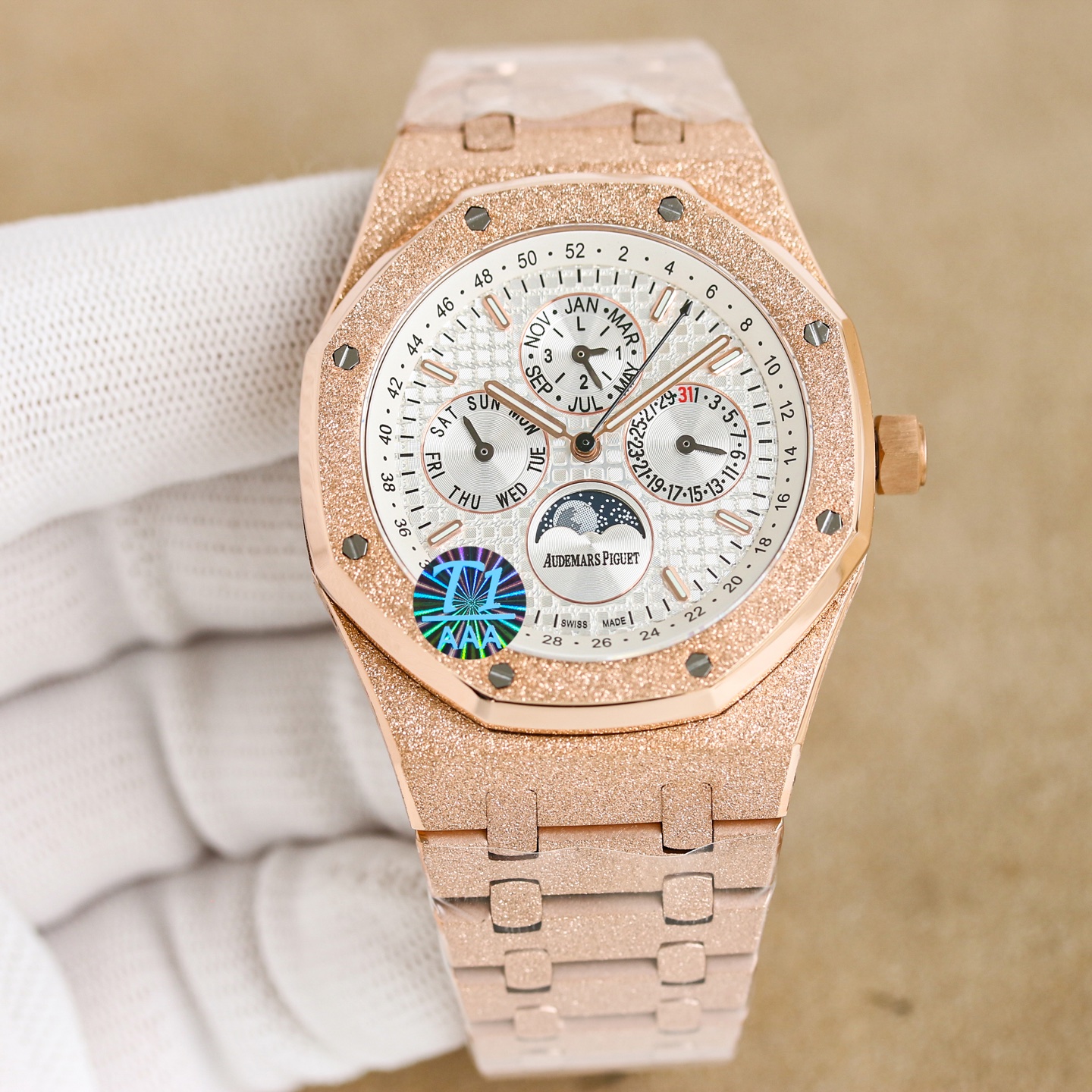 NO:764207,White gold TWA-AP Audemars Piguet Royal Oak frost gold version, 41mm King of Steel 'Audemars Piguet 26574 series (frost gold customized version), the most important strap of steel strap watches,  The TWA factory uses the original strap to open the mold so that the strap has a delicate brushed pattern and will not cut the hand. The thickness and joints of the strap are consistent with the original, and the details are meticulous. The movable buffer design at the head of the strap connecting the watch head is consistent with the original, making it closer to the wrist and more comfortable to wear. The switch design and texture of the buckle and the engraving process of the buckle are consistent with the original. The TWF factory restores the original literal workmanship and color details and puts them together with the original without flaws.  , the movement is the soul of the entire watch and the key to distinguishing authenticity. It perfectly replicates the original Cal.5134 movement, with accurate travel time. The central axis of the pointer is a solid axis, which is consistent with the original. The hands are polished to make them burr-free! The sapphire mirror glass adopts double-sided high-transparency treatment to make it clearer. The overall angle perfectly reflects the brushing process, the fusion of quality and beauty!19860909白 金 TWA-AP 爱彼 皇家橡树霜金版本,41mm 钢王之王”爱彼26574系列(霜金定制版),钢带表最重中之重的表带, TWA厂用原装表带开模使表带细腻的拉丝纹并且不会锋利割手,表带厚度和关节跟足原装一致,对细节一丝不苟.表带头粒连接表头处与正品一致的活动缓冲设计,让佩戴更贴近手腕更舒服 ,表扣的开关设计和质感与表扣的雕刻工艺均与正品一致 TWF厂还原原装字面做工与颜色细节和正品放在一起无破绽 ,机芯是整个手表的灵魂和辨别真假的重点,完美复制原装Cal.5134机芯,走时精准,细节指针中轴为实心中轴,与原装一致,指针打磨使指针毫无毛刺！ 蓝宝石镜面玻璃采用双面高透处理更加清晰.整体角度完美体现拉丝工艺,品质与美的融合！,,audemars,Watch