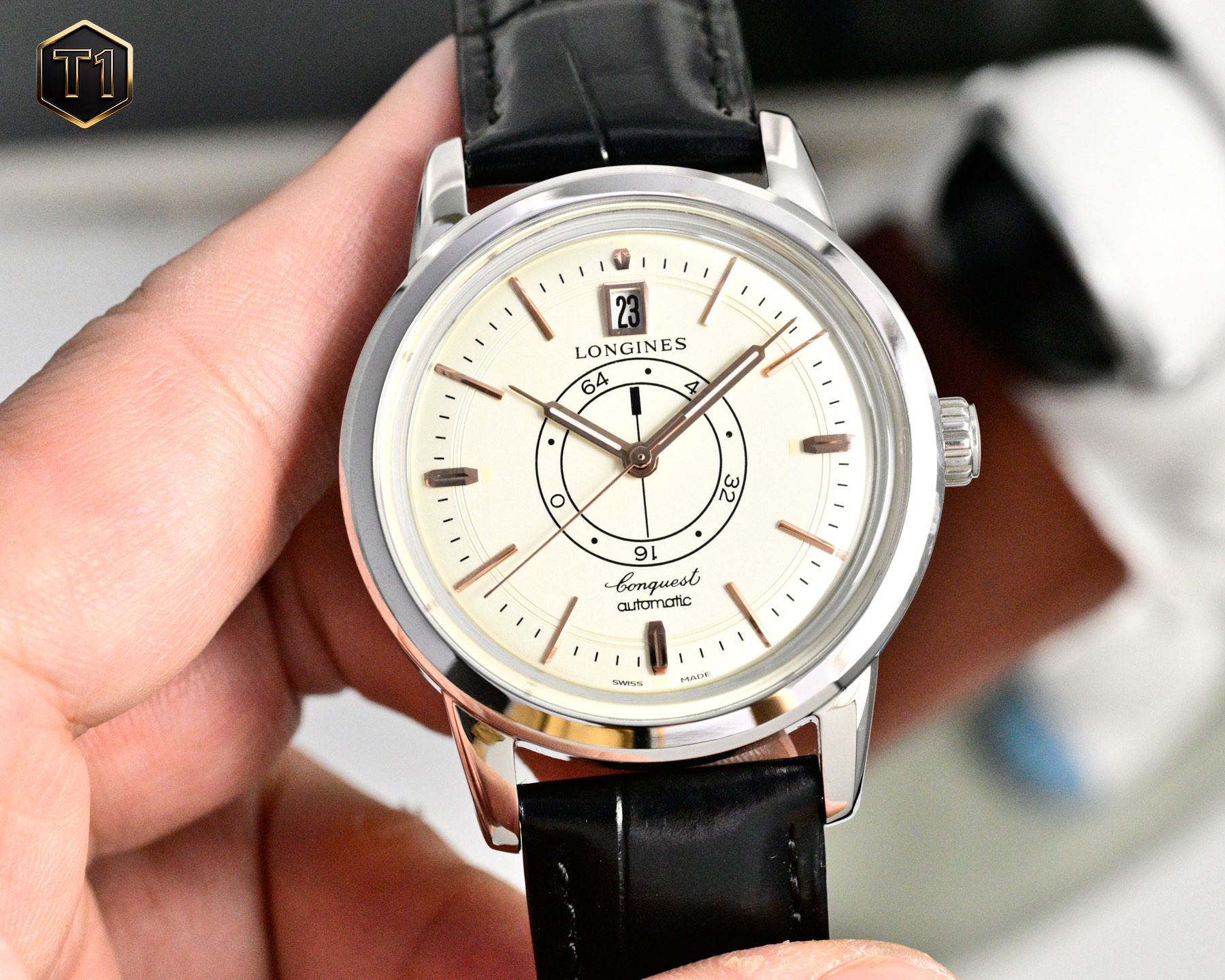 NO:764282,White gold Longines-Concas series classic replica 'Cyclops' 'Cyclops' is a watch launched by Longines in the 1960s, and it belongs to the Concas series. It uses gold fly scales and gold hands. The most distinctive design is the calendar window at 12 o'clock. It was nicknamed 'Cyclops' because of its similar appearance.  This watch retains modern wearing requirements while showing a retro style. The date display window is a highlight of this watch. It refers to the design of the famous 'One-eyed Dragon' watch in Longines history. The date display window is set below the 12 o'clock position on the dial, making it highly recognizable.  As a classic replica series watch, the case size of this watch is 40 mm, which retains the retro style and meets the modern aesthetic. The imported movement inside is equipped with better stability. The front and rear glass are made of sapphire glass, which improves wear resistance and durability while retaining the retro charm of the classic series. The original pin buckle has the Longines exclusive logo, and the Italian calf leather makes the wrist more comfortable and low-key luxury.  Full of old-fashioned taste, Longines deserves to be a classic of the past. The feelings of a generation are not to please others, but to please themselves. Classics are durable. Returning to the origin, watches are for telling time, and easy recognition is always the first. Modern watches are changed for the sake of change, and innovated for the sake of innovation. After many times, they are still classics that can withstand the scrutiny of time, longines, cowhide19860909白 金浪琴-康卡斯系列经典复刻“独眼龙” “独眼龙”是浪琴于上世纪60年代推出的一款腕表,当属于康卡斯系列.采用金苍蝇刻度和金指针,最具特色的设计便是位于12点位的日历窗,因外观神似获得“独眼龙”昵称. 这款腕表,保留现代佩戴需求的同时,又尽显复古风格.日期显示窗是这款腕表的一大亮点,其参考浪琴史上有名的“独眼龙”表款设计,将日期显示窗设立于盘面12点钟位置处下方,辨识度极高. 作为经典复刻系列表款,这枚腕表的表壳尺寸为40毫米,即保留了复古风格又符合现代审美,其内部搭载的进口机芯,稳定性更佳.前后玻璃采用蓝宝石玻璃,提升耐磨耐用性的同时,保留了经典系列的复古韵味. 原装针扣上有着浪琴专属标志,搭配意大利小牛皮让手腕更贴合舒适,低调奢华上档次,大方富有,皮带儿的正装表更有韵味,适用于任何场合佩戴. 老味十足,浪琴不愧为曾经的经典,一代人的情怀,不为取悦别人,就为取悦自己,经典就是耐看.回归本源,表就是为了看时间的,易识别永远都是第一位.现代表为了改而改,为了创新而创新,搞来搞去,还是经典的经得住时间的推敲,,longines,cowhide,Watch