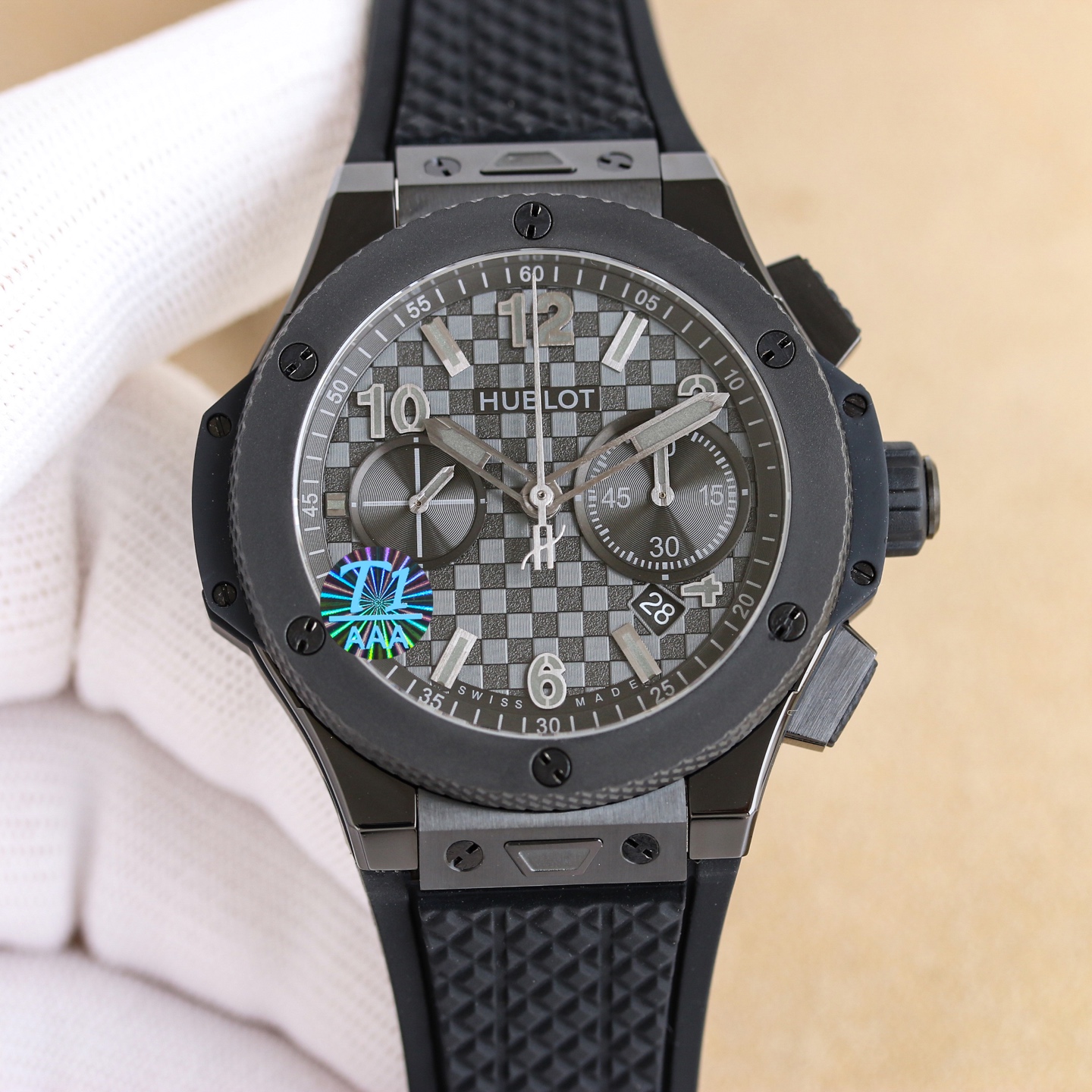 NO:764287,Hublot BIG BANG 431.OM.1338.RX series produced by Tongyi OMF 20th anniversary commemorative model, the original newly molded 43mm case [the market version is 44mm, which is the case of the old 301.SB.131.RX, with two chronograph buttons that are more prominent. The wrong version] adopts a new design, a more ergonomic case, and more refined case details. It has larger polished chamfers, size  43MM~15MM, the 43mm wide case has been carefully modified and restored to the same size as the original. It is equipped with HUB1280 fully automatic mechanical movement, accurately drives the chronograph function, and has a 72-hour power reserve. It interprets the pinnacle of mechanical art with excellent performance. The one-click quick-release fluorine rubber strap allows you to switch the wearing style at will, taking into account comfort and fashion. The strap uses imported fluorine rubber tape, which is more comfortable to wear and feels better. The mirror is made of sapphire glass. -  The sapphire mirror is transparent and anti-glare, unafraid of daily challenges, classic inheritance and innovation. To celebrate the 20th anniversary of Hublot, the BIG BANG series launches a limited edition commemorative model that combines iconic design with cutting-edge watchmaking technology to pay tribute to the breakthrough spirit of the era.19860909统一 OMF出品 宇舶表BIG BANG 431.OM.1338.RX 系列 20周年纪念款,原版新开模43 毫米表壳【市场版本44毫米,是套用旧款 301.SB.131.RX 的壳,两个计时按钮比较突出.不对版】采用全新设计、更符合人体工学的表壳、更精致的表壳细节,它具有较大的抛光倒角, 尺寸 43MM~15MM, 43毫米宽的表壳经过精心修饰,还原了以正品一致尺寸 搭载 HUB1280 全自动机械机芯,精准驱动计时码表功能,72小时动力储存,以卓越性能诠释机械艺术的巅峰, 一键快拆氟橡胶表带,随心切换佩戴风格,兼顾舒适与潮流感. 表带采用进口氟橡胶胶带,配带起来更加舒服,手感更好,镜面采用蓝宝石玻璃镜面. - 蓝宝石镜面通透防眩,无惧日常挑战,经典传承 · 创新致敬 为庆祝宇舶表20周年荣耀历程,BIG BANG系列推出限量纪念款,融合标志性设计与尖端制表工艺,致敬时代的突破精神.,,Watch