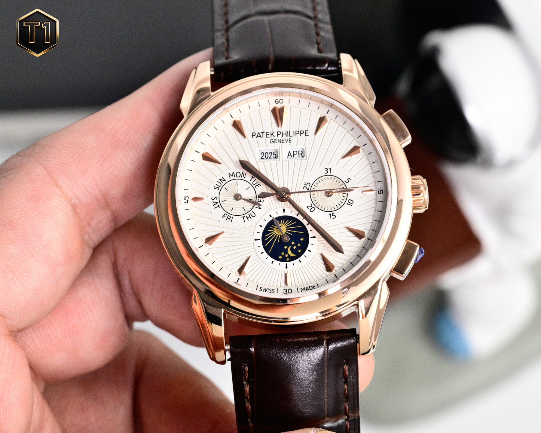 NO:819701,White gold, diamonds and [TW's latest product in 2026] Patek Philippe's highest version of the watch on the market!  The TW watchmaker team spent 8 months carefully designing, daring to be the first, breaking through multiple technical bottlenecks, and striving for perfection!  [Case] The market's exclusive latest pot lid glass material, the dial is simple and extraordinary, 12 scales are integrated with the glass, the exclusive full diamond case has a super 3D three-dimensional effect, ultra-thin craftsmanship, and a diameter of 40mm. [Movement] The watch uses the original 9015 movement, with a vibration frequency of 28,800 times per hour, and zero repair quality. [Strap Buckle] The style is matched with Italian cowhide to make the wrist more comfortable and comfortable. The watch buckle is engraved with a classic logo, generous and classy.  No one really owns a Patek Philippe, they just keep it for the next generation.,,patek philippe,cowhide19860909白 金 钻加【 TW 2026年最新出品】百达翡丽 市场最高版本腕表！TW制表师团队历时8个月精心设计,敢为人先,突破多层技术瓶颈,力求完美！【表壳】市场独家最新锅盖玻璃材质,表盘简而不凡,12个刻度与玻璃融为一体,独家的满钻表壳,具有超强3D立体感,超薄工艺,直径40mm.【机芯】腕表采用原装9015机芯,每小时振频28800次,零返修质量.【表带扣】款式搭配意大利牛皮让手腕更贴合舒适,腕表表扣上面刻有经典标志,大方富有档次. 没有人真正拥有百达翡丽,只不过为下一代保管而已.,,patek philippe,cowhide,Watch