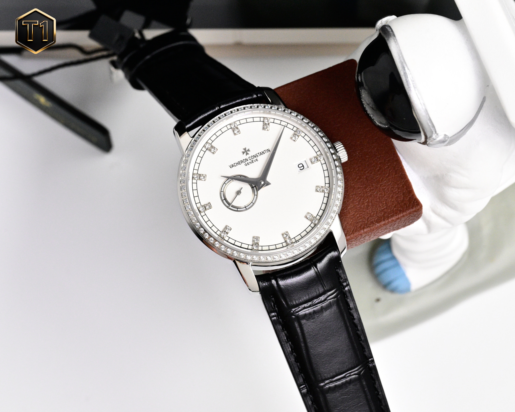 NO:819769,White gold, 50 diamonds, new Vacheron Constantin Heritage Series 87172, 38mm diameter, more refined and elegant, a unisex watch  The 87172/000R-9302 watch fully inherits the essence of Vacheron Constantin watchmaking, the classic small hand. The small calendar window at three o'clock and the small seconds dial at nine o'clock echo each other. It is equipped with a Vacheron Constantin automatic winding movement, and the movement of the watch can be seen from the back. The baton hour markers and the orbital minute scale fully demonstrate the elegance of the Vacheron Constantin brand.,,vacheron19860909白 金 钻50 新款 江诗丹顿传袭系列87172 38mm 的表径更加精致优雅为中性腕表 87172/000R-9302腕表充分传承到了江诗丹顿制表精华,经典的小针.三点钟的小日历窗和九点钟的小秒盘交相呼应,搭载江诗丹顿自动上链机芯,可从背透看到手表的机芯.棒状时标针搭配轨道式分钟刻度将江诗丹顿这个品牌的优雅也完全展现出来了.,,vacheron,Watch