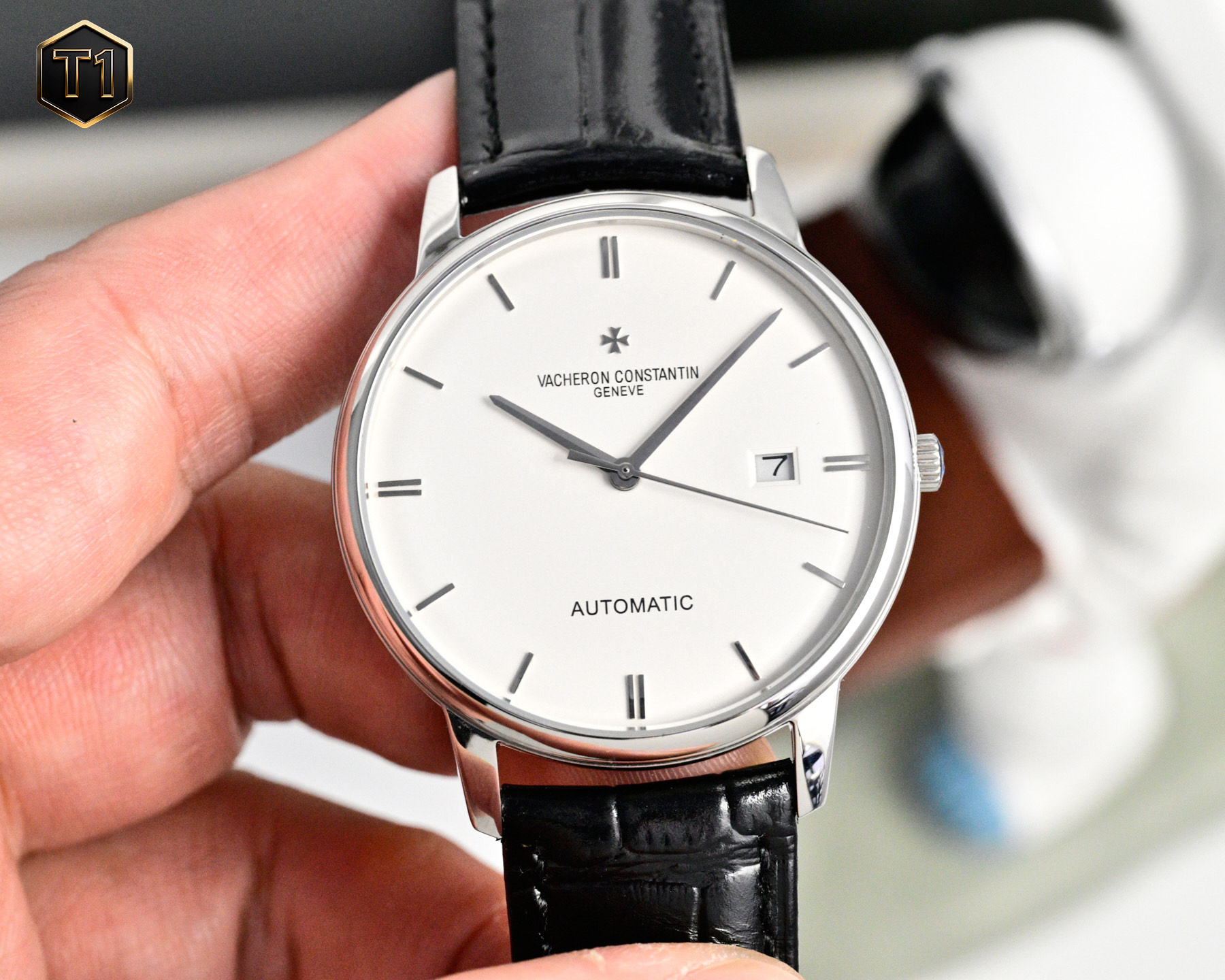 NO:819726,Platinum, the latest recommended version of the highest replica V4 in the market, the Vacheron Constantin VC Heritage Series 85180 watch!  1: [Case] Size 40MMX9MM, perfectly round case, with slightly isolated lug design, making it more suitable for the wearer's wrist. Each finished case needs to undergo MK's strict quality control to restore the unique texture of the original product. 2: [Movement] Steel wheels and other components are carefully decorated by MK watchmakers, and the automatic oscillating weight is plated with 18k gold, maximizing the original exquisite craftsmanship.  3: [Mirror] The front and rear sapphire glass mirrors are treated with anti-vertigo coating. 4: [Strap] Double-layer Italian calfskin, with Maltese cross pin buckle.,,vacheron,cowhide19860909白 金 最新款推荐市场最高复刻 V4升级版本 江诗丹顿VC传承系列85180腕表！ 1:【表壳】尺寸40MMX9MM,完美圆形的表壳,搭配微孤式表耳设计,使之更加贴合佩戴者的手腕.每一个成品壳套,都需经过MK严格的质量把控,方能还原正品独特的质感. 2:【机芯】钢轮等部件均由MK制表师精工装饰,自动摆陀更是镀有18k金,最大限度呈现原装精湛的工艺水平. 3:【表镜】前后两片蓝宝石玻璃镜面,均有防眩晕镀膜处理. 4:【表带】双层意大利小牛皮,搭配马耳他十字针扣.,,vacheron,cowhide,Watch