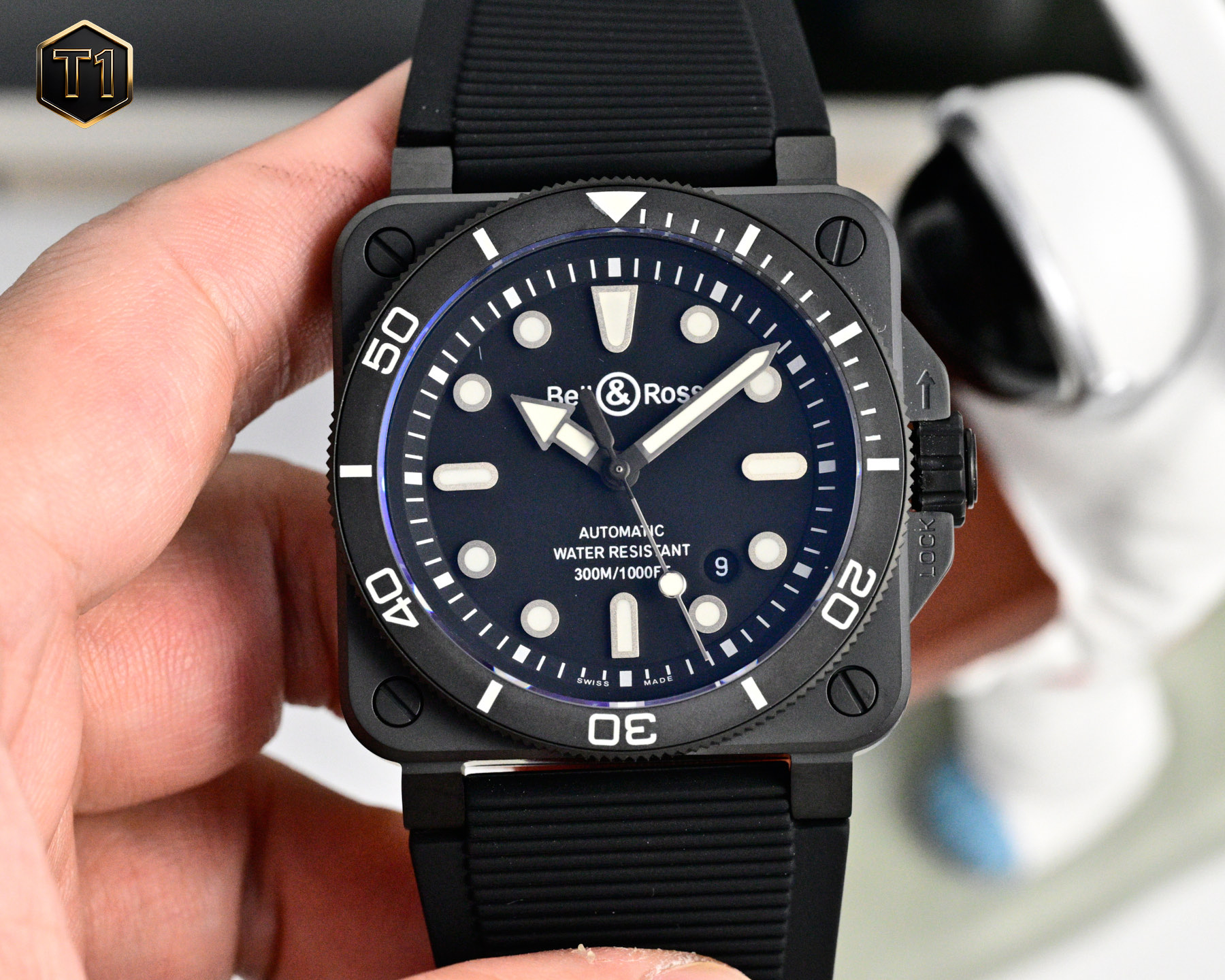 NO:819796,Produced in Taiwan, flat price, Taiwan Factory BR Bell & Ross BR 03 Cyber Ceramic is a very avant-garde and unique watch JR4, a member of the most representative 'Cyber' future style series of the Bell & Ross brand.  The case is made of black high-tech stainless steel. This material is extremely hard. The dial continues Bell & Ross's minimalist hollow instrument style. The hands and hour markers are coated with Super-LumiNova, which emits bright green light in the dark, making it easy to read at night. It is equipped with a self-winding mechanical movement. It is definitely a 'design-driven' watch, suitable for people who pursue unique personality, prefer modern architectural aesthetics and future science fiction styles. It is more like a miniature sculpture art worn on the wrist.  For the best luxury gift recommendations, please look for Taiwan’s exclusive quality.19860909台湾 出品 统一价 台湾 Factory BR 柏莱士（Bell & Ross） BR 03 Cyber Ceramic 是一款非常前卫和独特的腕表JR4 柏莱士（Bell & Ross）品牌中极具代表性的“Cyber”未来风格系列中的一员 表壳采用黑色高科技精钢制成.这种材质硬度极高.表盘延续了柏莱士极简的镂空仪表风格.指针和时标都涂有Super-LumiNova夜光材料,在黑暗中也能发出明亮的绿光,方便夜间读时.搭载的是基于自动上链机械机芯.它绝对是一款“设计驱动”的腕表,适合追求独特个性、偏爱现代建筑美学和未来科幻风格的人.它更像是一件戴在手腕上的微型雕塑艺术品. 送礼最佳奢华推荐请认准台湾独家品质,,Watch