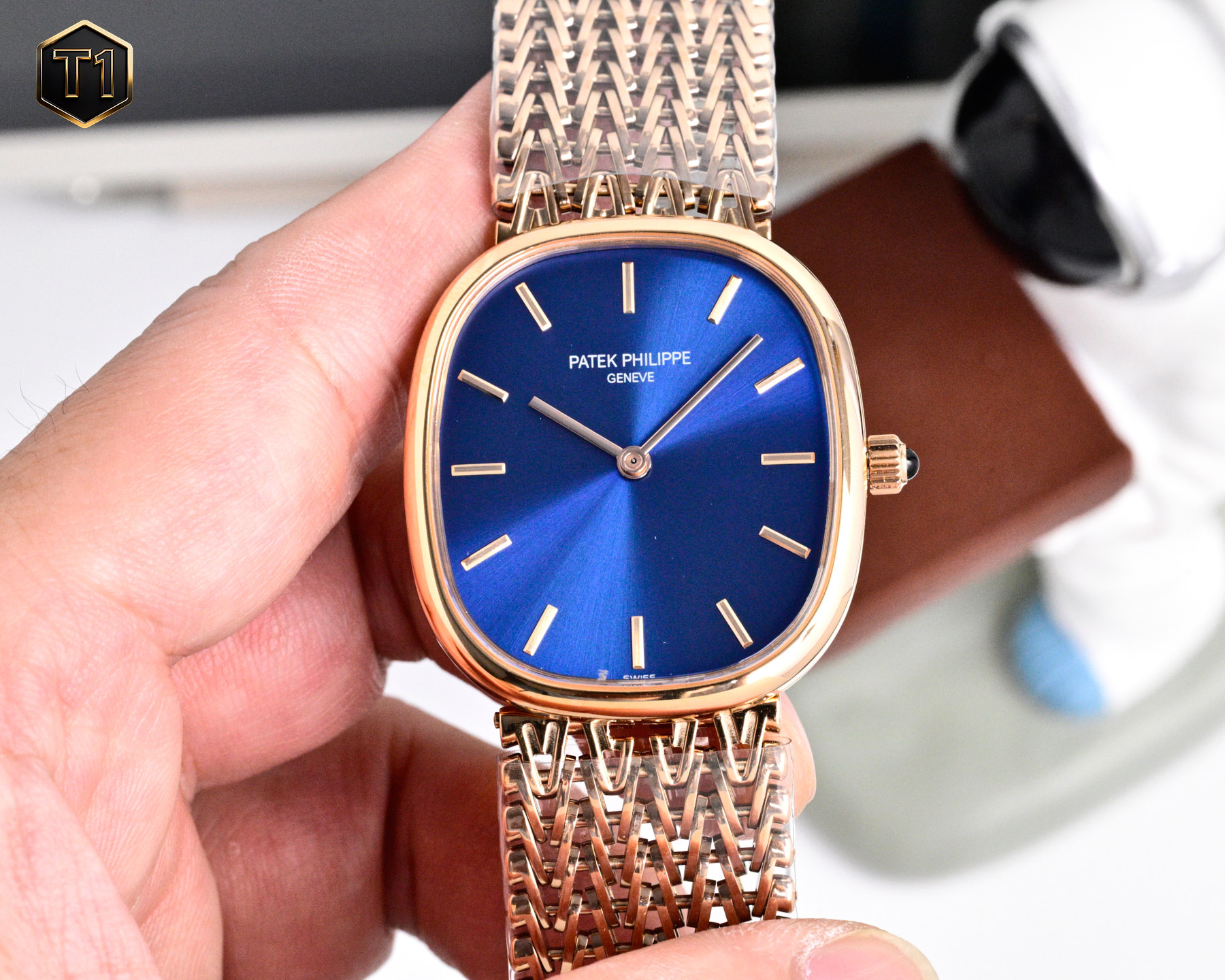 NO:819829,Unified PATEK PHILIPPE 'Patek Philippe' 5738 Slim 6.2mm Weight 75g Brand new chain bracelet Fully hand-assembled Delivery Calfskin strap + pin buckle Mechanical Imported movement Patek Philippe  5738/1R is the brand’s classic tonneau-shaped watch masterpiece. It is made of fine steel as a whole. The warm metallic luster complements the exquisite textured strap, showing a luxurious texture. The dial is made of deep black, with simple strip hour markers and fiber optics.  Thin hands and a design without unnecessary decoration outline a minimalist aesthetic style, which perfectly blends elegance and low-key. The barrel-shaped outline of the watch case has smooth lines and a curvature that fits the wrist. It not only makes the wearing experience comfortable, but also makes the shape of the watch more recognizable.  The biggest highlight of this watch is its exclusive chain bracelet. Each link is a gold oval ring, which is 'interlocked' to form a whole, which is both beautiful and durable. The bracelet is made and installed by hand one by one with 300 links. The pattern of the bracelet is novel and reliable. Warm reminder that when reducing the length of the bracelet, you need to start from the first section.,,patek philippe,cowhide19860909统一 PATEK PHILIPPE「百达翡丽」5738 纤薄 6.2mm 重量 75g 全新链式表链 全手工装制 配送 小牛皮表带+针扣 机械 进口机芯 百达翡丽 5738/1R是品牌经典的酒桶形腕表代表作,整体采用精钢材质打造,温润的金属光泽与精致的纹理表带相得益彰,尽显奢华质感.表盘选用深邃的黑色调,搭配简约的条状时标与纤细的指针,无多余装饰的设计勾勒出极简的美学风格,将优雅与低调融合得恰到好处.其表壳的酒桶形轮廓线条流畅,弧度贴合腕间,佩戴体验舒适的同时,也让腕表的造型更具辨识度. 这款腕表最大的亮点在于其配备的独家链式表链.每一个链节都是一个金质椭圆形环,通过“环环相扣”形成整体,既美观又耐用.表链由300枚链节手工逐一制作和安装,表链图样新颖又可靠. 温馨提示调减表链长度时,需要从第一节开始进行.,,patek philippe,cowhide,Watch
