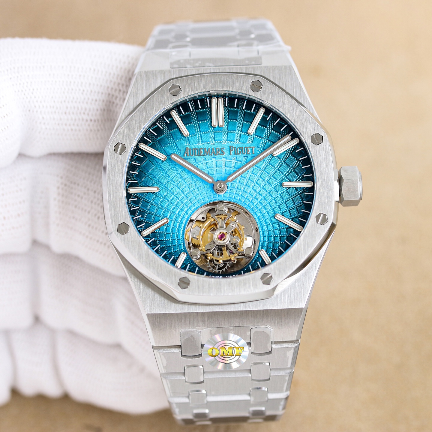 NO:819843,Unified OMF's first AP tourbillon is officially launched. Audemars Piguet Royal Oak [Self-winding Tourbillon Watch] The title of AP Steel King. The OMF factory uses the original strap to open the mold, so that the strap has a delicate brushed pattern and will not sharply cut the hand. The thickness and joints of the strap are consistent with the original, and the details are meticulous. The movable buffer design at the head of the strap connecting the watch head is consistent with the original, making it closer to the wrist and more comfortable to wear.  , the switch design and texture of the clasp and the carving process of the clasp are consistent with the original. The original wording and color details are restored and put together without flaws. The movement is the soul and focus of the entire watch. It is equipped with Audemars Piguet's own [self-winding floating tourbillon] model 2950 movement. The travel time is accurate. The central axis of the detailed pointer is a solid central axis, which is consistent with the original. The pointer is polished to make it burr-free. The sapphire mirror glass is treated with double-sided high transparency to make it clearer.  OMF's ingenious work, perfectly restored!  Everywhere is being refreshed. This is not only the art of time, but also the fusion of mechanics and aesthetics.,,audemars19860909统一 OMF 首款AP陀飞轮正式推出 爱彼皇家橡树【自动上链陀飞轮腕表】 AP钢王之称号 OMF厂用原装表带开模使表带细腻的拉丝纹并且不会锋利割手,表带厚度和关节跟足原装一致,对细节一丝不苟.表带头粒连接表头处与正品一致的活动缓冲设计,让佩戴更贴近手腕更舒服 ,表扣的开关设计和质感与表扣的雕刻工艺均与正品一致 还原原装字面做工与颜色细节和正品放在一起无破绽 机芯是整个手表的灵魂和重点 搭载爱彼自产【自动上链浮动式陀飞轮】型号2950机芯 走时精准,细节指针中轴为实心中轴,与原装一致,指针打磨使指针毫无毛刺 蓝宝石镜面玻璃采用双面高透处理更加清晰. OMF匠心之作,完美还原！ 每一处都在刷新,这不只是时间的艺术,更是机械与美学的融合.,,audemars,Watch