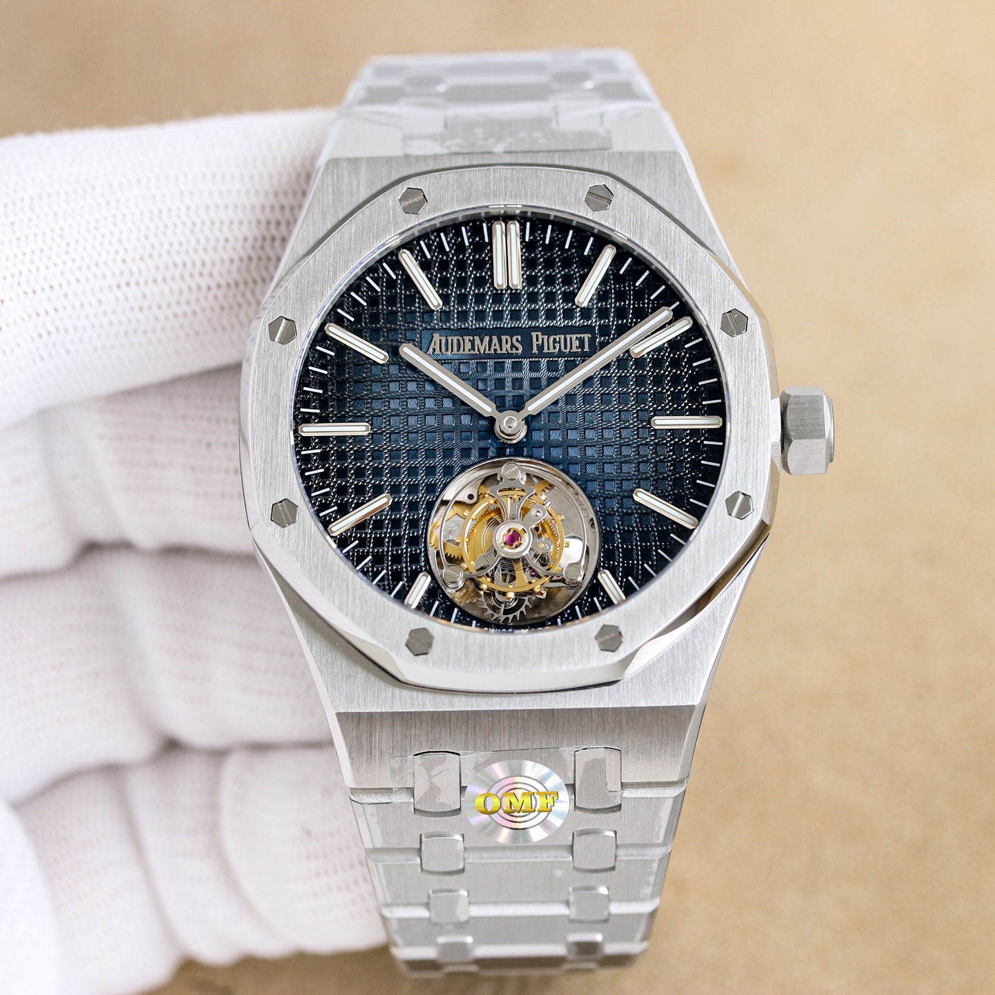 NO:819798,OMF's first AP tourbillon is officially launched. Audemars Piguet Royal Oak [Self-winding Tourbillon Watch] The title of AP Steel King. The OMF factory uses the original strap to open the mold, so that the strap has a delicate brushed pattern and will not sharply cut the hand. The thickness and joints of the strap are consistent with the original, and the details are meticulous. The movable buffer design at the head of the strap connecting the watch head is consistent with the original product, making it closer to the wrist and more comfortable to wear.  , the switch design and texture of the clasp and the carving process of the clasp are consistent with the original. The original wording and color details are restored and put together without flaws. The movement is the soul and focus of the entire watch. It is equipped with Audemars Piguet's own [self-winding floating tourbillon] model movement. The travel time is accurate. The central axis of the detailed pointer is a solid axis, consistent with the original. The pointer is polished to make it burr-free. The sapphire mirror glass is treated with double-sided high transparency to make it clearer.  OMF's ingenious work, perfectly restored!  Everywhere is being refreshed. This is not only the art of time, but also the fusion of mechanics and aesthetics.,,audemars19860909OMF 首款AP陀飞轮正式推出 爱彼皇家橡树【自动上链陀飞轮腕表】 AP钢王之称号 OMF厂用原装表带开模使表带细腻的拉丝纹并且不会锋利割手,表带厚度和关节跟足原装一致,对细节一丝不苟.表带头粒连接表头处与正品一致的活动缓冲设计,让佩戴更贴近手腕更舒服 ,表扣的开关设计和质感与表扣的雕刻工艺均与正品一致 还原原装字面做工与颜色细节和正品放在一起无破绽 机芯是整个手表的灵魂和重点 搭载爱彼自产【自动上链浮动式陀飞轮】型号机芯 走时精准,细节指针中轴为实心中轴,与原装一致,指针打磨使指针毫无毛刺 蓝宝石镜面玻璃采用双面高透处理更加清晰. OMF匠心之作,完美还原！ 每一处都在刷新,这不只是时间的艺术,更是机械与美学的融合.,,audemars,Watch