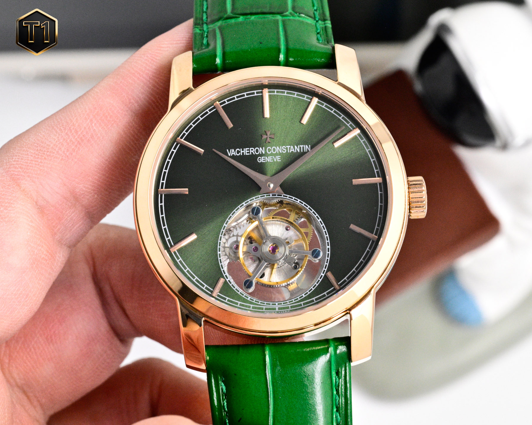 NO:819955,Produced by TW, TW Factory launches new model Vacheron Constantin VC TFL true flywheel, new Traditionnelle series  Tourbillon watch, the classic design has a new look, showing the harmonious blend of watchmaking tradition and modern aesthetics. The charming dark green sunburst dial or sandblasted white dial or engraved pattern, with white gold baton hour markers and sword-shaped hands highlight the contrasting beauty. No matter which dial contains the exquisite craftsmanship passed down from generation to generation by the attic craftsmen.  Watch craftsmanship and extremely delicate design style perfectly interpret 'elegance, simplicity and creativity', all demonstrating Vacheron Constantin's profound foundation as one of the world's top watches. The tourbillon at six o'clock rotates 360° evenly, with a gentle and stable rhythm, allowing people to calmly appreciate the graceful mechanical dance of the tourbillon!  Manual winding coaxial tourbillon, an entry-level model for collecting and playing, you will reach the peak once you get started!  Size 42*11.9mm, swing 28800!  Luxurious and exquisite recommended men's true flywheel mechanical watch, please look for TW's exclusive quality, tom ford, vacheron19860909TW 出品  TW Factory 新款推出 江诗丹顿 VC TFL 真飞轮 全新Traditionnelle 传袭系列 陀飞轮腕表,经典设计焕然一新,展现出制表传统与现代美学的和谐相融,迷人的深绿色旭日纹表盘或喷砂白盘或雕花纹,搭配白金材质的棒状时标和剑形指针突显出对比美感,无论哪种盘面都蕴涵了阁楼工匠们世代相传的精湛制表技艺以及极致细腻的设计风格完美的诠释了“优雅、简约、创意”无一不在展示着江诗丹顿作为世界顶级腕表之一的深厚功底.六点位的陀飞轮360°均匀旋转,平缓而稳定的节奏,令人得以从容欣赏陀飞轮曼妙的机械之舞！手动上链同轴陀飞轮,收藏把玩级别入门款,上手即巅峰！尺寸42*11.9mm,摆幅28800！奢华精致推荐男士真飞轮机械腕表请认准TW独家品质,,tom ford,vacheron,Watch