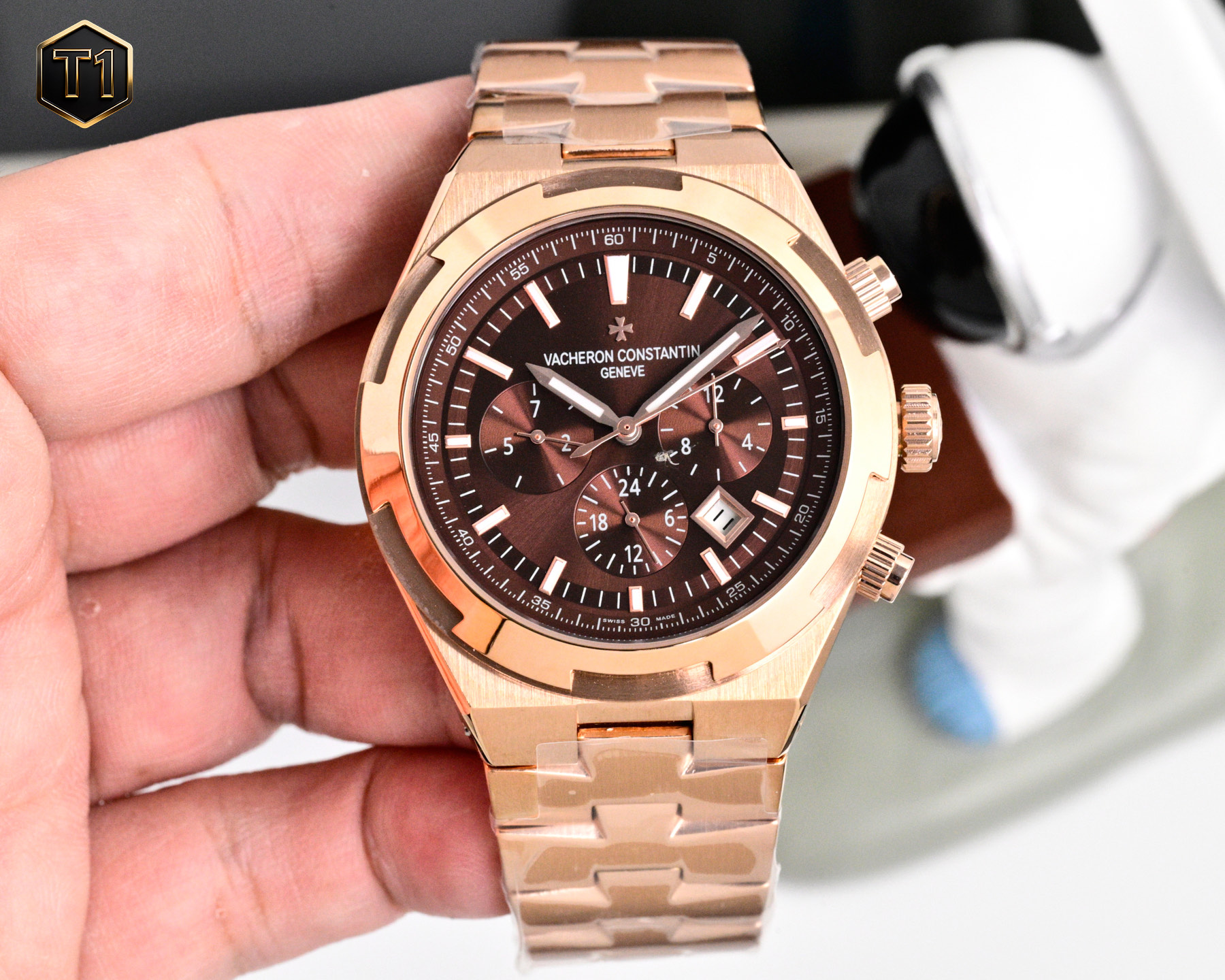 NO:819991,White gold, white steel, steel 510, new product, Vacheron Constantin, VC Vacheron constantin, a taste of the classic beauty of the Overseas series 5520v/210, the Vacheron Constantin Overseas series, retrograde calendar watch, can be called an extraordinary milestone. It embodies the horological complications of Geneva's long tradition of watchmaking, reflecting the wonderful fusion of extraordinary skills and the fashion of the times. It adopts a self-made fully skeletonized tourbillon movement.  Steel belt with a diameter of 42.5 mm. At the same time, the matching tape belt can be freely replaced!  All watch friends are welcome to taste it. We recommend men’s multifunctional mechanical watches, Vacheron19860909白 金 白钢 枚钢510 新品 江诗丹顿 VC Vacheron constantin 纵横四海系列5520v/210经典之美品鉴江诗丹顿 纵横四海系列 逆跳日历款腕表 型 堪称意义非凡的里程碑之作.凝聚着日内瓦悠久制表传统的钟表复杂功能,体现出超凡技艺与时代风尚的绝妙融合. 采用自制全镂空陀飞轮机芯 直径42.5毫米钢带 同时另可自由更换搭配胶带 皮带！ 欢迎各大表友品鉴.精致推荐男士多功能机械腕表,,vacheron,Watch