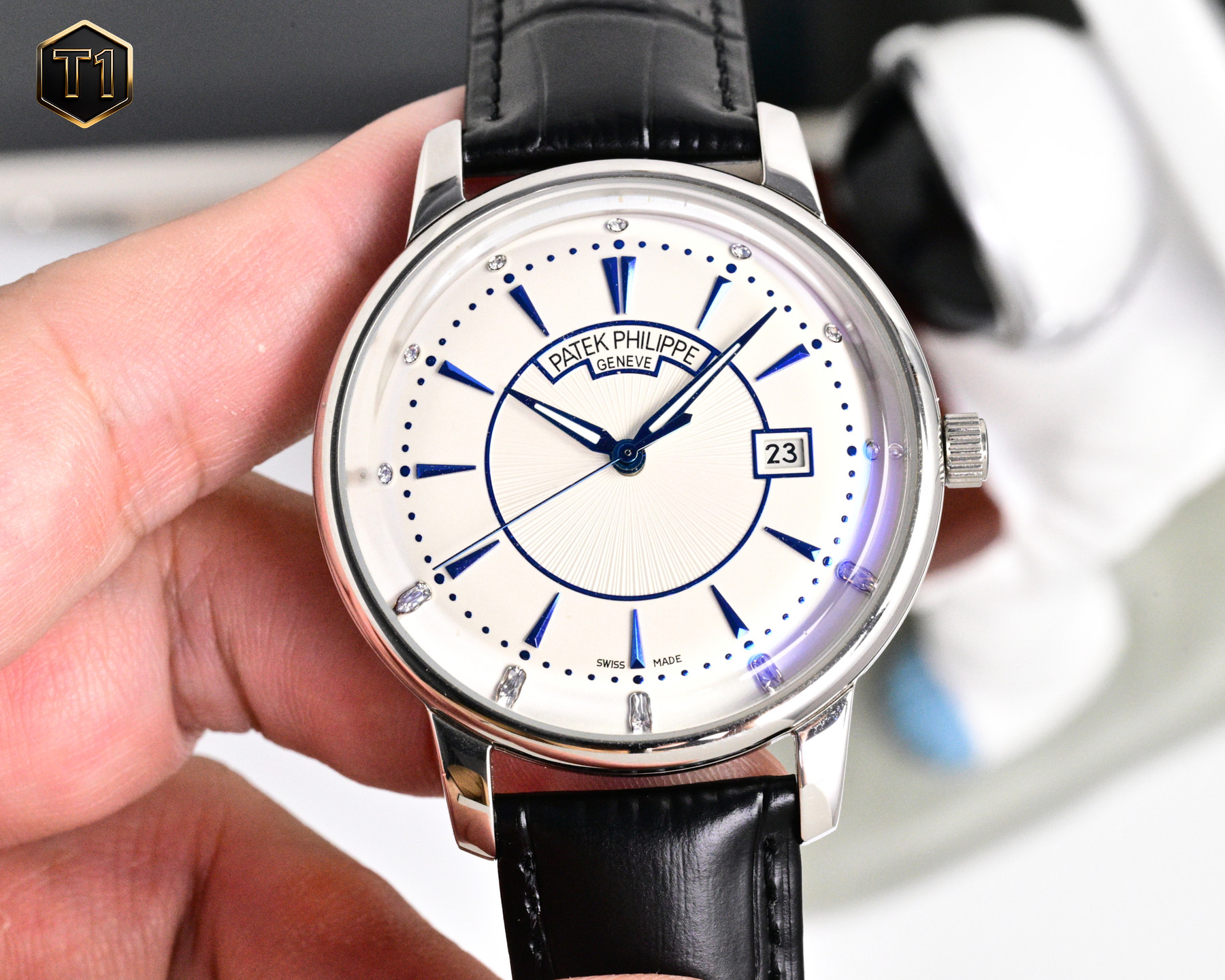 NO:850370,White shell, gold shell 2026 Patek Philippe, hot new style, Patek Philippe new pot cover, it took up to 6 months!  Ultra-thin men's automatic mechanical watch, using imported original movement, vibration frequency of 28,800 times per hour, zero repair quality, original size of 40mm in diameter, ultra-thin craftsmanship of 8mm, (can be paired with calfskin imported from Xin Italy!) The pot lid is made of glass!  Super waterproof to 50 meters!  The same style at the counter, reproduced one to one!  Bring him with you to show your sharpness and extraordinary style!  Dazzling brilliance, eternal nobility. Please look for exclusive quality, patek philippe, cowhide19860909白壳,金壳 2026百达翡丽,火热新款式,百达翡丽新款锅盖,耗时长达6个月！超薄男士自动机械腕表,采用进口原装机芯,每小时振频28800次,零返修质量,直径40mm原装尺寸,超薄工艺8mm,(可搭配采用鑫意大利进口小牛皮！)锅盖玻璃材质！超强防水50米！专柜同款,一比一复刻！带上他锋芒尽显,气派不凡！耀眼光辉,永恒尊贵.请认准独家品质,,patek philippe,cowhide,Watch