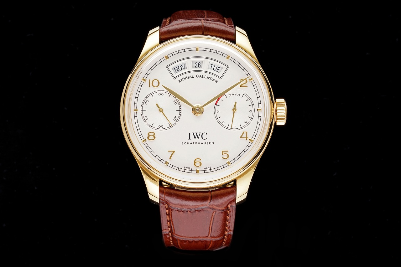 NO:820070,Platinum  Produced by AZ - IWC Portuguese Series Annual Calendar Watch, which integrates hour and minute hands, date, day of the week, month and dynamic display. As the saying goes, excellent functions, late bloomers, please watch friends from all walks of life to appreciate and support. [Case] Watch size 44m  mX15m, moderate thickness, rounded and natural curved bezel, polished and shiny, the effect maintains AZ's usual high level. The pot-lid type double-sided anti-reflective sapphire mirror is cut and polished, which is extremely difficult and has a scrap rate  Extremely high, AZ spares no expense to restore the authentic style and bring you the invincible experience closest to the original product. [Movement] Disassembled the original IWC52850 movement (326 parts), and through a lot of trials and data analysis, the structure is 80% consistent with the IWC52850 movement, and the debugging method and feel are 100% synchronized. [Strap Buckle] Italian calfskin with IWC original genuine grade folding buckle, iwc, cowhide19860909白 金 AZ出品——万国葡萄牙系列年历腕表,集时分针、日期、星期、月份和动显于一身.正所谓功能卓越,大器晚成,有请各路表友品鉴支持.【表壳】腕表尺寸44mmX15m,厚度适中,弧形表圈圆润自然,抛光打磨光亮有泽,效果保持了AZ惯有的高级水准.锅盖型双面防反光蓝宝石镜面的切割打磨取巧,难度异常,报废率极高,AZ不惜成本还原正品风貌,给大家带来最接近正品的无敌体验.【机芯】拆解原装IWC52850机芯（326个零件）,通过大量的尝试和数据分析,实现结构与IWC52850机芯能有80的吻合度,调试方法和手感百分百同步.【表带扣】意大利小牛皮搭配IWC原装正品级别折叠扣,,iwc,cowhide,Watch