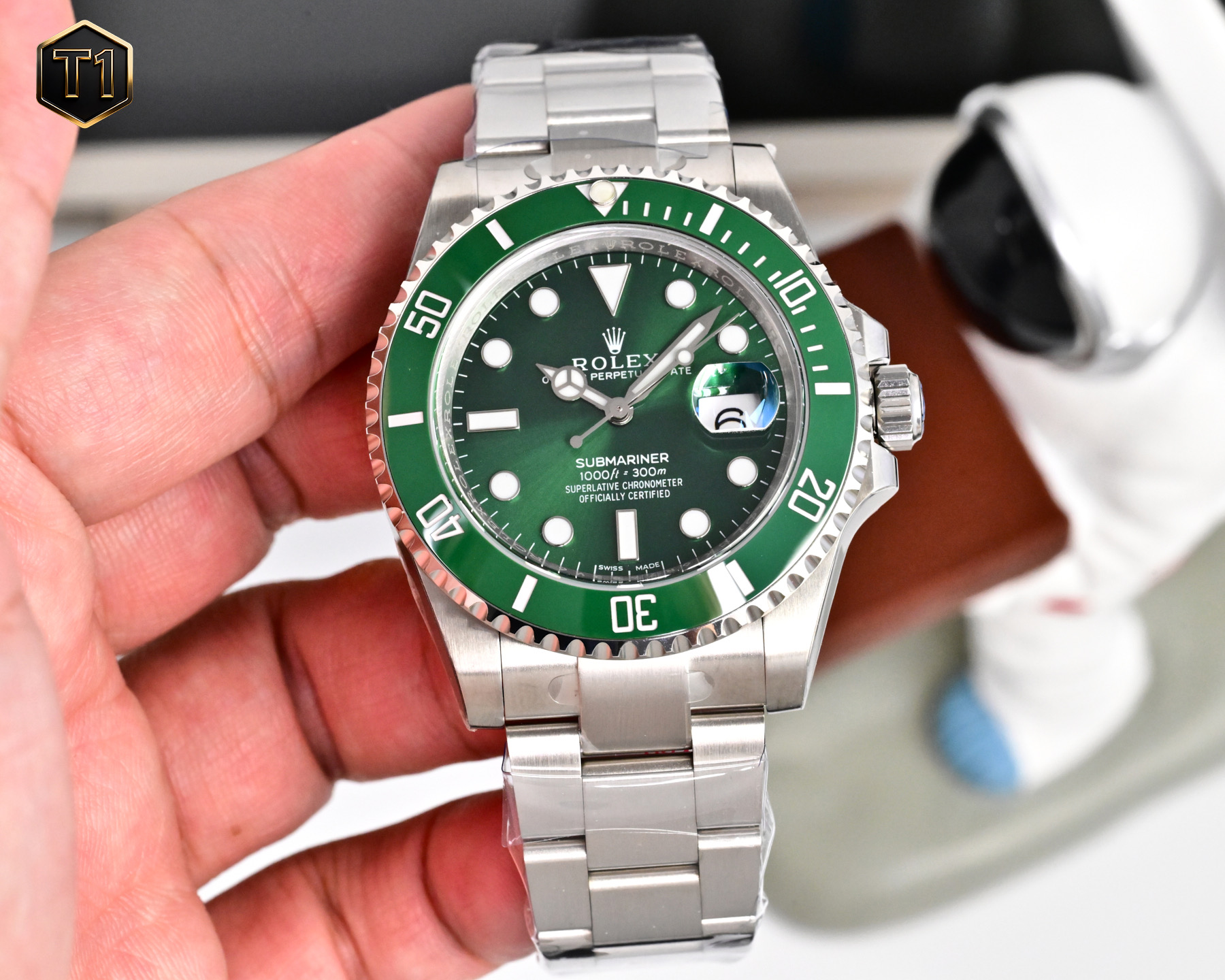 NO:820105,Platinum, once and for all, Rolex ROLEX Submariner series. The Rolex Submariner series is a model of classic watches, known as the classic among classics. Today’s update is the latest official size, 41mm in diameter, equipped with -3230 movement, and lifetime warranty!  The case is made of Rolex's unique gold steel (a combination of 904L stainless steel and 18K gold), with a black and blue dial, a Cerachrom ceramic word ring and gold-coated numerals, which is both fashionable and dignified. The crown uses a three-buckle winding crown, which can be said to be a triple waterproof system developed by Rolex specifically for the Submariner. The three-buckle lock device is composed of 10 sets of different parts.  After the configuration is completed, it only needs to be tightened to make the Oyster case completely airtight, with strong protection comparable to that of a submarine hatch. The bracelet uses a classic Oyster strap with three rows of links, made of gold steel, which is extremely strong and durable, and the brushed metal design highlights a strong metallic texture!  The ergonomically designed lugs and the Oyster strap are perfectly integrated and are very comfortable to wear. The advantage of the patented Glidelock buckle is that even if the diver is wearing a diving suit, it can be used without using any tools.  The strap can be easily adjusted with just one tool; the strong tooth-like parts under the buckle can extend the strap to 20 mm with a length of 2 mm per section. Sapphire mirror, super luminous, the case and strap are very finely crafted, highlighting the classic details achieved everywhere!  ,,rolex,gold19860909白 金 一劳永逸,劳力士 ROLEX 水鬼系列 劳力士潜航者系列是经典腕表的典范,号称是经典中的经典 今天更新的是官方最新出的尺寸表径41mm 搭载-3230机芯,终身保固！表壳采用劳力士特有的黄金钢（904L不锈钢和18K黄金的组合）材质,搭配黑色、蓝色的表盘,Cerachrom陶瓷字圈和金涂层数字,既时尚又不失庄重.表冠采用三扣锁上链表冠,三扣锁上链表冠可以说是劳力士专为潜航者型研发的三重防水系统.三扣锁装置由10组不同零件组成, 配置完成后仅需旋紧,即可让蚝式表壳完全密闭,坚固防护可媲美潜艇舱门.表链采用经典的蚝式表带,三排链节,黄金钢材质,极其坚固耐用,金属拉丝设计彰显出强烈的金属质感！人体工学设计的表耳和蚝式表带配合完美的融为一体,佩戴起来非常舒适.劳力土专利的Glidelock带扣,这种表扣的好处是潜水员即使穿着潜水衣,也可无须使用任何工具便能轻易调校表带；带扣下的坚固齿状部件可以每小节2亳米的长度,将表带延长至20亳米.蓝宝石镜面,超强夜光,表壳表带做工打磨非常精细,处处彰显细节成就的经典！,,rolex,gold,Watch