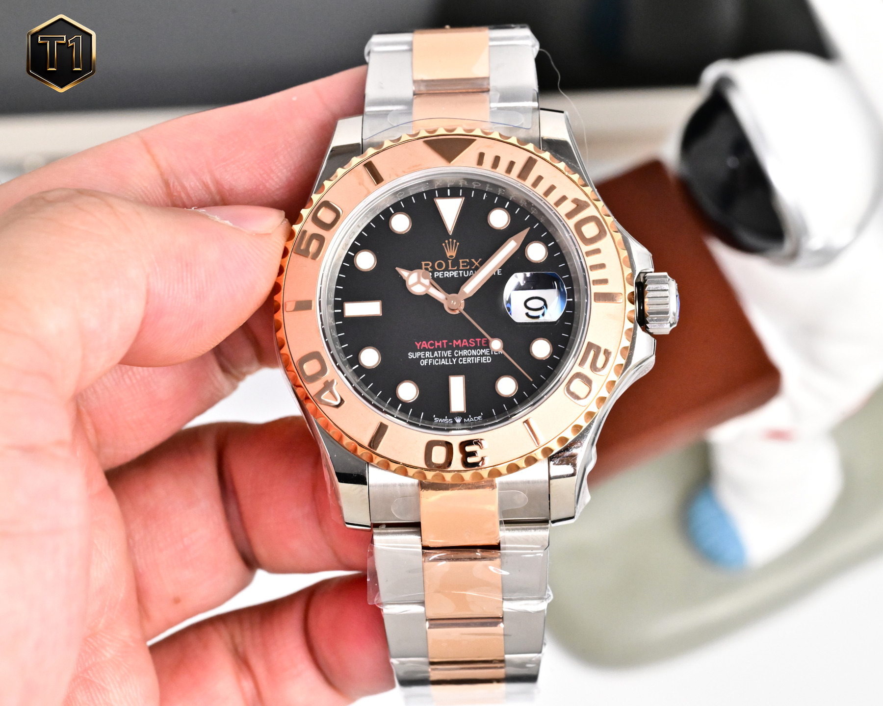NO:820112,Aperture gold and white same price diamonds 1350 gold 50 ROLEX Rolex Yacht-Master series YACHT-MASTER 40mm new white yacht. Genuine mold opening, two-way rotating outer ring, no longer loose, strong and genuine adjustment; strap is made of 904 fine steel, uniform and bright color!  Durable and comfortable; the steel stamp on the case is the same as the original, not ordinary engraving; the latest level 3235 movement!  Zhenzhenzhenyi 3235 clock adjustment, instant calendar, genuine synchronization, non-3135 modified with high quality and low price, carefully created ultra-realistic photo shooting, rolex19860909光圈金白同价 钻1350 金50 ROLEX 劳力士 游艇名仕型系列 YACHT-MASTER 40mm 新品白游艇.正品开模,双向旋转外圈,不再松松垮垮,力度手感正品调教；表带采用904精钢,色泽均匀光鲜！耐用且舒服；表壳上的钢印跟正品一样,不是普通刻字；最新水准3235机芯！ 真真真一体3235 顺时调时,瞬跳日历,正品同步 非3135 改真正物美价廉,精心打造超真实实物图拍摄,,rolex,Watch