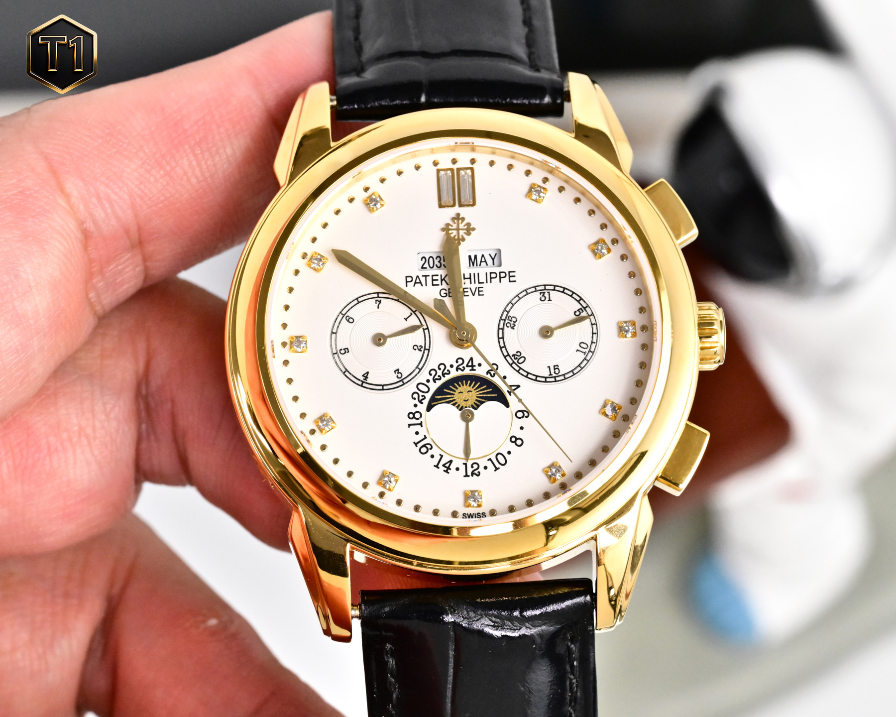 NO:820092,White gold, diamonds and [TW's latest product in 2026] Patek Philippe's highest version of the watch on the market!  The TW watchmaker team spent 8 months carefully designing, daring to be the first, breaking through multiple technical bottlenecks, and striving for perfection!  [Case] The market's exclusive latest pot lid glass material, the dial is simple and extraordinary, 12 scales are integrated with the glass, the exclusive full diamond case has a super 3D three-dimensional effect, ultra-thin craftsmanship, and a diameter of 40mm. [Movement] The watch uses the original 9015 movement, with a vibration frequency of 28,800 times per hour, and zero repair quality. [Strap Buckle] The style is matched with Italian cowhide to make the wrist more comfortable and comfortable. The watch buckle is engraved with a classic logo, generous and classy.  No one really owns a Patek Philippe, they just keep it for the next generation.,,patek philippe,cowhide19860909白 金 钻加【 TW 2026年最新出品】百达翡丽 市场最高版本腕表！TW制表师团队历时8个月精心设计,敢为人先,突破多层技术瓶颈,力求完美！【表壳】市场独家最新锅盖玻璃材质,表盘简而不凡,12个刻度与玻璃融为一体,独家的满钻表壳,具有超强3D立体感,超薄工艺,直径40mm.【机芯】腕表采用原装9015机芯,每小时振频28800次,零返修质量.【表带扣】款式搭配意大利牛皮让手腕更贴合舒适,腕表表扣上面刻有经典标志,大方富有档次. 没有人真正拥有百达翡丽,只不过为下一代保管而已.,,patek philippe,cowhide,Watch