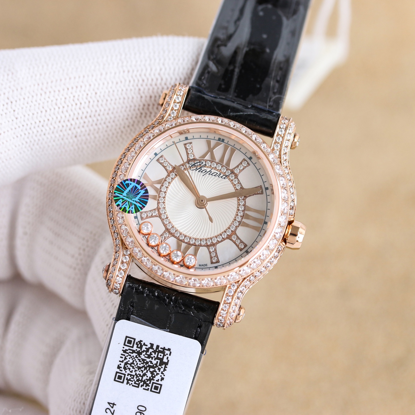 NO:820231,Platinum, crocodile leather, Chopard's Happy Sport series full of diamond limited edition debuts on the whole network, 'gold and diamonds' means progress and profit. 1 The case is made of 316L stainless steel, with round brilliant-cut diamonds inlaid on both sides of the case. Each piece is sparkling and the color is white and translucent!  2 The dial is equipped with 5 happy diamonds and uses Swarovski crystals, each of which is full of sparkle!  The base of each bead is carefully carved to achieve the consistent rotational movement effect of genuine diamond beads. 3. Equipped with a unique carved texture mother-of-pearl lettering, the halo radiated is the same as the original one!  4. The movement is equipped with 2892 mechanical automatic movement, which has accurate travel time!  5. Paired with an American crocodile leather strap, the case diameter is 36 mm for the large size and 30 mm for the small size. It is a masterpiece. Time always surprises you. You definitely deserve it!  Welcome for your tasting!  ,,swarovski,chopard,crocodile skin19860909白 金 鳄鱼皮 全网首发萧邦Happy Sport系列满钻限量款,“有金有钻”寓意有进有赚 1壳套采用316L精钢制成,表壳两侧均镶嵌圆形明亮式切割钻石,颗颗火彩熠熠,色泽白净透亮！ 2表盘搭配5颗快乐钻,采用施华洛世奇水晶,颗颗饱满闪烁！每一个颗的底座都是精雕细琢,以求实现正品钻珠那一致的旋转运动的效果 3搭载与众不同的雕刻纹理珍珠贝母字面,放射出来的光晕与正品无二！ 4机芯方面搭载2892机械自动机芯机,走时精准！ 5搭配美洲鳄鱼皮表带,表壳直径大号36,小号30毫米 精品之作 时间总让人惊喜不断 您绝对值得拥有！欢迎您的品鉴！,,swarovski,chopard,crocodile skin,Watch