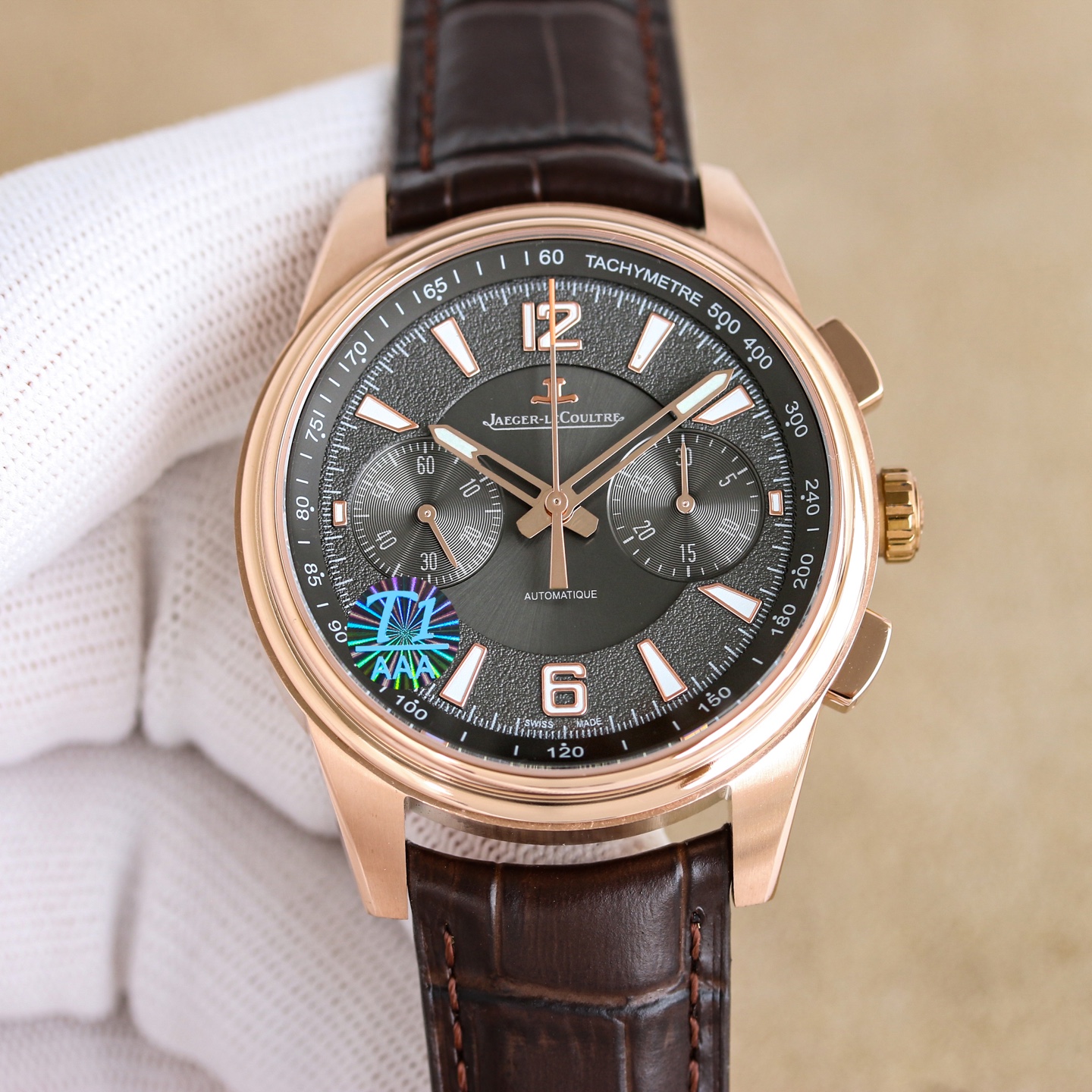 NO:850104,Platinum KR new product JAEGER-LECOULTRE - Jaeger-LeCoultre Beichen series watch, elegant and elegant~!  The highest version on the market, the Jaeger-LeCoultre Master Series!  1. The chronograph movement is the same as the original (9-digit small seconds) and is customized to 761. The movement is consistent with the official website. 2. The entire watch has smooth lines, is slim and elegant, and has a diameter of 42mm that fits comfortably!  3. The sapphire double divination anti-wear mirror is made of Swiss standard sapphire crystal glass and also covered with super anti-reflection coating, showing the extraordinary features of the brand!  4 The strap is matched with Italian Novonppa calfskin, and the original stainless steel folding buckle shows the luxurious temperament of this watch. It is suitable for various business occasions, simple and refined yet elegant!  KR's sincere work, welcome to taste and play,,jaeger-lecoultre,cowhide19860909白 金 KR新品 JAEGER-LECOULTRE——积家北宸系列腕表,儒雅而至~！ 市场最高版本 积家大师系列！ 1采用同正品一致（9字位小秒）计时机芯定制改为761,机芯追求官网一致. 2整款腕表线条流畅,纤薄优雅,贴合舒适直径42mm！ 3蓝宝石双卜防磨损镜面,采用瑞士标准级别蓝宝水晶玻璃,同样覆盖超级增透镀膜,尽显品牌不凡之处！ 4表带搭配意大利Novonppa小牛皮,原装精钢折叠扣更显示这块腕表的豪华气质.适合各种商务场合,简敛精致不失优雅！ KR诚芯之作,欢迎品鉴把玩,,jaeger-lecoultre,cowhide,Watch