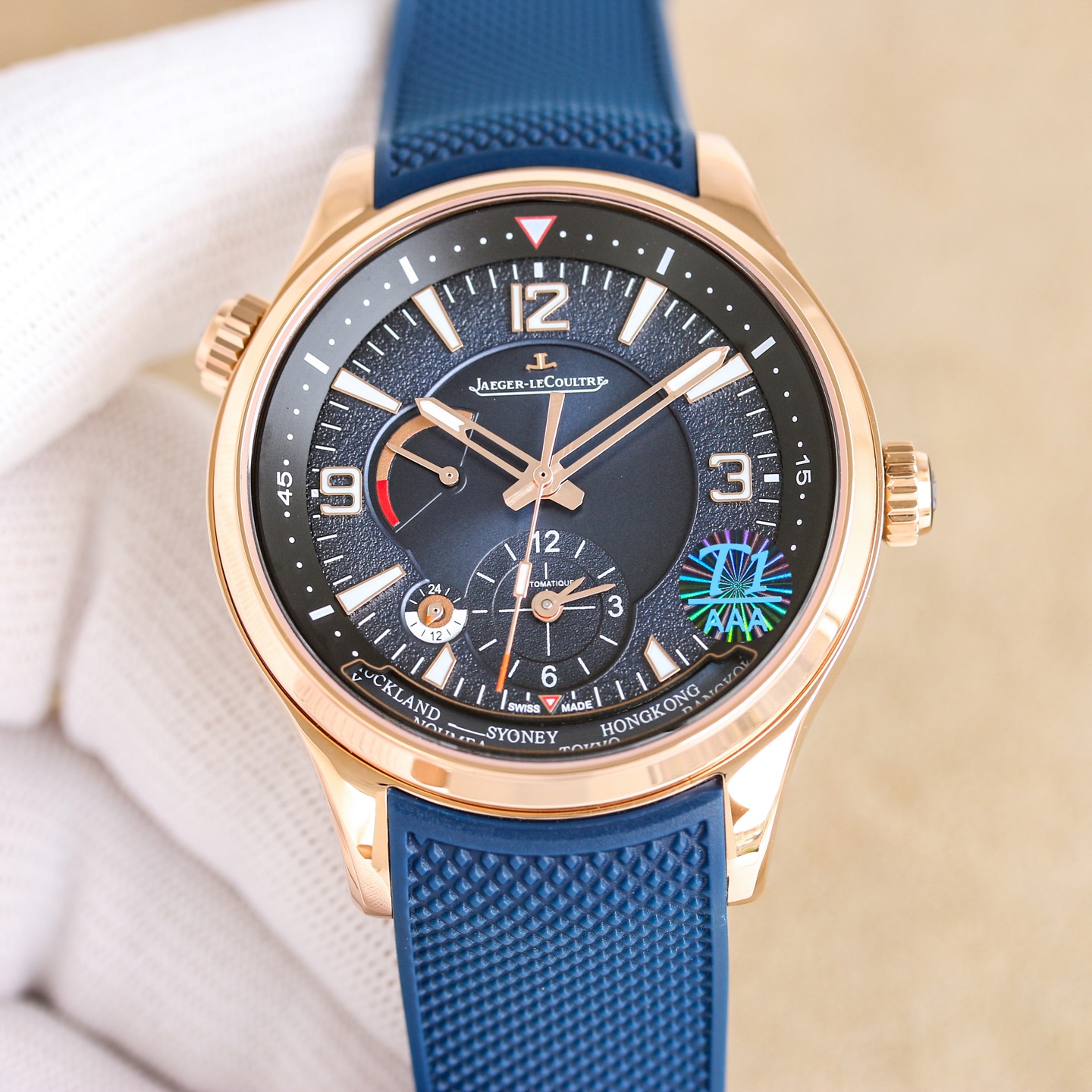 NO:850115,White shell and gold shell produced by TW!  The new Jaeger-LeCoultre Beichen series Geographic WT 'global limited edition' geographer world time watch adopts a blue-black gradient color and an all-black dial. The flange of the watch displays 24 time zones around the world, making it a reliable partner for action-minded men during travel. The wearer can set it through the crown at 10 o'clock. Size 42mm case 316L steel case with arched sapphire blue mirror  It adopts the replica version of Asian movement 936A/1 and is automatically wound. The technology is unparalleled. The city names are based on milky white. The calendar display at 2 o'clock, the second time zone display at 6 o'clock and the power reserve display at 10 o'clock. The sub-dial is decorated with sunray pattern. Imported silicone strap. Original folding buckle. Pay attention to details!  ,,jaeger-lecoultre19860909白壳金壳 TW出品！男人魅力新款 Jaeger-LeCoultre 积家 北宸系列 Geographic WT“全球限量版只”地理学家世界时腕表采用蓝黑渐变色与全黑色表盘 腕表的凸缘显示全球24个时区 成为行动派男士旅行期间的可靠搭档 佩戴者可透过10时位置的表冠设定 尺寸42mm表壳 316L钢壳 搭配拱蓝宝石蓝镜面 采用亚洲机芯复刻版936A/1自动上链 技术无与伦比 城市名部分以乳白色为基底 2时位置的日历显示 6时位置的第二时区显示和10时位置的动力储存显示副表盘饰以太阳放射状饰纹 进口硅胶表带 原装折叠扣 注重细节把握！,,jaeger-lecoultre,Watch