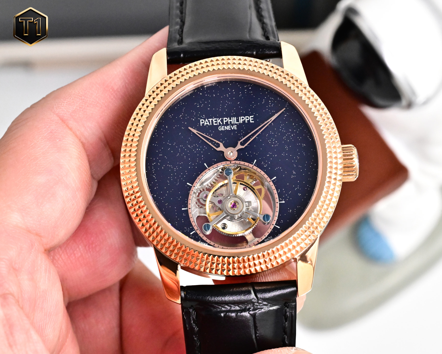 NO:850204,Aperture diamond ring  New Products [Fireworks] [Fireworks] [Fireworks] Watches and Miracles Patek Philippe has launched an entry-level 42MM tourbillon watch. Its simple and low-key design and focus on exquisite details make it worth savoring from every angle. In appearance, the iconic design of this series is the 'Paris stud pattern' on the bezel, which is a decoration inspired by architecture and resembles the 'tip of a diamond.'  Under the skillful hands of a master watchmaker, this interlaced lattice pattern technique turns simplicity into a three-dimensional, shiny and artistic sense, making people irresistible to its low-key and connotative beauty. Coupled with the elegant and refined dial design, it has become one of Patek Philippe's most classic styles. Perhaps, in today's era that requires speed and passion, minimalism carries our ultimate dream.,,patek  philippe19860909光圈 钻圈 新品[烟花][烟花][烟花]钟表与奇迹百达翡丽推出了入门款42MM陀飞轮腕表,简约低调的设计、专注精致的细节令它从每个角度都成为值得品味.在外观上,这一系列的标志性设计是表圈的“巴黎饰钉图案”,它是一种灵感来缘于建筑学、仿若“钻石尖端的装饰.在制表大师的妙手之下,这种交错格状饰纹技巧,使简约变成立体、闪亮、颇具艺术感,让人无法抗拒它低调、内涵的美.再配以清雅脱俗表盘设计,成为百达翡丽最经典的风格之一.或许,在如今这个需要速度与激情的时代,简约主义承载着我们的终极梦想.,,patek philippe,Watch