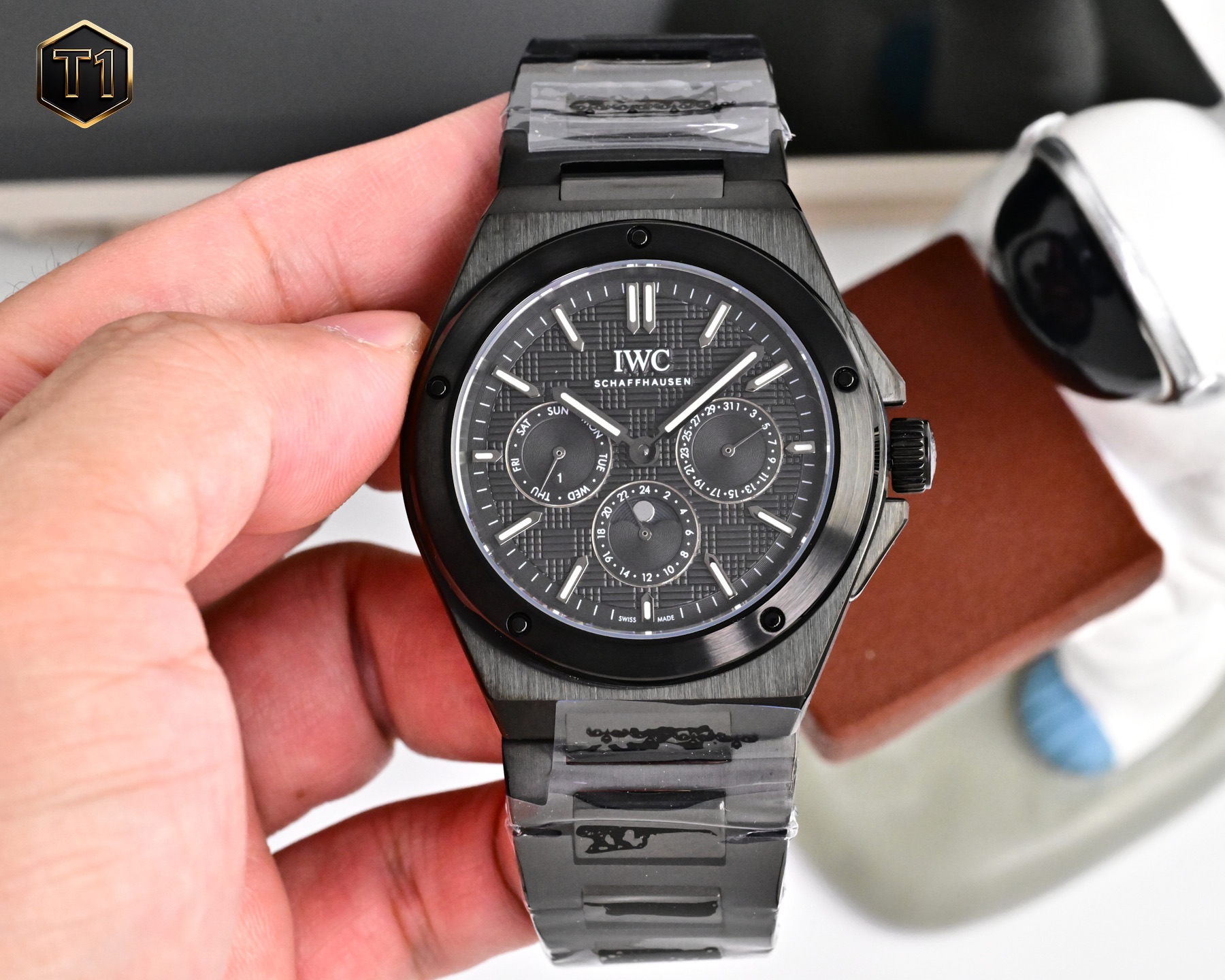 NO:850220,Platinum New Product IWC Ingenieur Series Perpetual Calendar Watch, the most complex watch in the replica world, all functions are synchronized with the original, and all function adjustments are controlled by the crown. 1 [Function introduction] The calendar is displayed at 3 o'clock, the day of the week is displayed at 9 o'clock, and the month and moon phase pointer is displayed at 6 o'clock. 2 [Fine workmanship] The casing adopts the same three-piece structure as the original, with a brushed middle, polished upper and lower casings, and a high-cost pot-lid-shaped sapphire for the mirror surface to enhance its texture.  3 [Movement Performance] The size is 41.6mm. The movement adopts Tianjin caliber 82600, which is efficient and stable, and has a power time of more than 72 hours. It is equipped with a complex perpetual calendar module, and synchronizes all functions to achieve synchronization with the original adjustment through the crown. 4 [Notes] Because the perpetual calendar module is very complicated, the time will be adjusted before shipment. Customers can just wind it up and wear it after receiving it. Please do not adjust it easily. Due to the upgraded function of the movement, the adjustment needs to be done slowly.  KR’s masterpiece, welcome to appreciate it!  ,,iwc19860909白 金 新品 万国工程师系列万年历腕表,复刻界最复杂的腕表,所有功能同步原装,所有功能调节通过把头控制. 1【功能介绍】3点钟位置显示日历,9点钟位置显示星期,6点钟月份月相指针显示. 2【做工精细】外壳采用原版同样的三件套结构,中间拉丝,上下壳为抛光,镜面采用高成本的锅盖形蓝宝石,使其质感提升. 3【机芯性能】尺寸41.6mm,机芯采用天津机芯改82600,高效稳定,动力时间长达72小时以上,进行加装复杂的万年历模块,而且同步所有功能实现同步原装通过把头调节. 4【注意事项】由于万年历模块十分复杂在出货前都会调准时间,客户收到直接上链上手佩戴即可,请不要轻易乱调,由于机芯加装升级功能,调节需慢慢按调. KR匠心巨作,欢迎品鉴！,,iwc,Watch