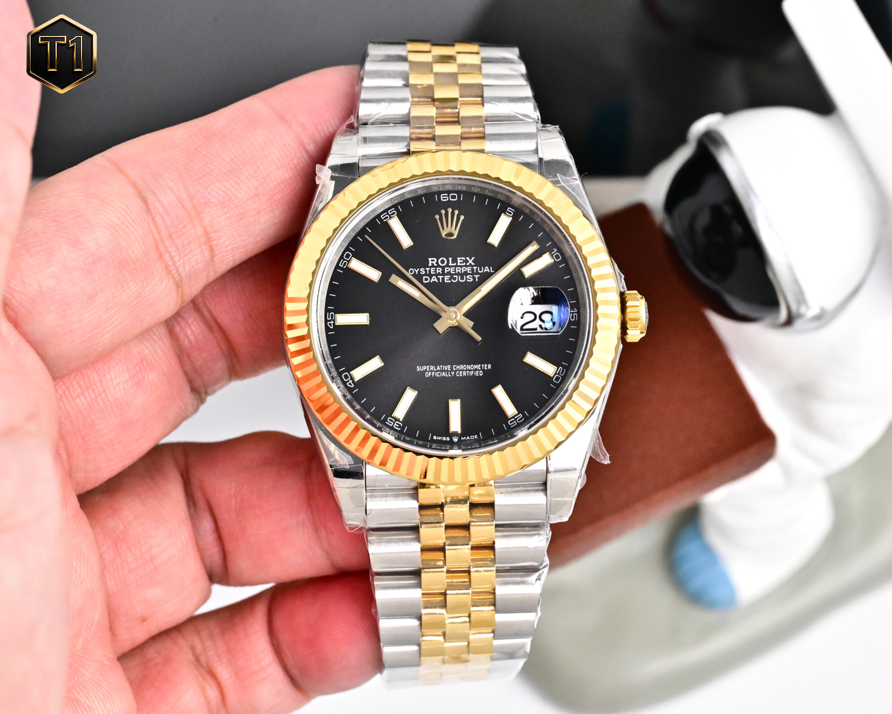NO:850231,Produced by CBD CBD Factory Rolex ROLEX RW1 is new!!! Say goodbye to the era of light and fluffy hands. The weighted + gold-plated version of the single-calendar Datejust has been shipped. Datejust Datejust 41mm 3235 movement Material: The style is made of counterweighted mixed materials and the entire watch is synchronized with the original cabinet weight, which is almost the same (parts are interchangeable); AR's 904L bracelet is used, and all parts of the bracelet are polished in pieces + electroplated in pieces!  Movement: Equipped with the same model as the original one-piece molded 3235 movement, it has accurate travel time and zero error after retail sale!  The time setting direction is exactly the same as the original one, and the functions are exactly the same as the original ones. Bezel: Made of white copper as the base material, it is formed by one-step electroplating!  Compared with the brass bezel, there is one less layer of electroplating process. The pattern on the bezel is more three-dimensional!  Currently we are focusing on upgrading the above-mentioned processes!  I will not introduce the accessories one by one. 1. Make the best products, sell them at reasonable prices, pay attention to the user experience, do not exaggerate, and do not deceive customers. 2. Long-term reliable detailed workmanship, product quality and good after-sales service, and do the details you care about. Welcome all friends to appreciate or evaluate!  Give your valuable opinions and CBD will make progress together with you!  Luxurious and exquisite recommended men’s mechanical watches. The best luxury recommendations for gifts. Please look for the exclusive quality of CBD, rolex19860909CBD 出品  CBD Factory 劳力士 ROLEX RW1 上新啦!!!从此告别上手轻飘飘的时代.配重+包金 版本单历日志型已出货. Datejust 日志型41mm 3235机芯 材质:款式采用配重混合材料整表同步原装装柜重量几乎一致（零部件可互换）;沿用AR的904L表链,表链所有零部件散件打磨+散件电镀工艺！ 机芯:搭载原版同款一体开模3235机芯,走时精准零误差零售后！调时方向与原装完全一致,功能完全对版原装 表圈:采用白铜为基底材料,一次电镀成型！对比黄铜表圈,少了一层电镀工艺.表圈批花纹更立体！ 目前重点升级以上几点工艺！的配件就不一一过多介绍. 1做最棒的产品,卖合理的售价,重视用户的体验感,不夸大,不忽悠客户. 2长期可信赖的细节做工,产品质量和良好售后服务,做好您所关心的细节.欢迎各位表友一起鉴赏或者测评！提出宝贵意见,CBD将与你一起进步！奢华精致推荐男士机械腕表 送礼最佳奢华推荐请认准CBD独家品质,,rolex,Watch