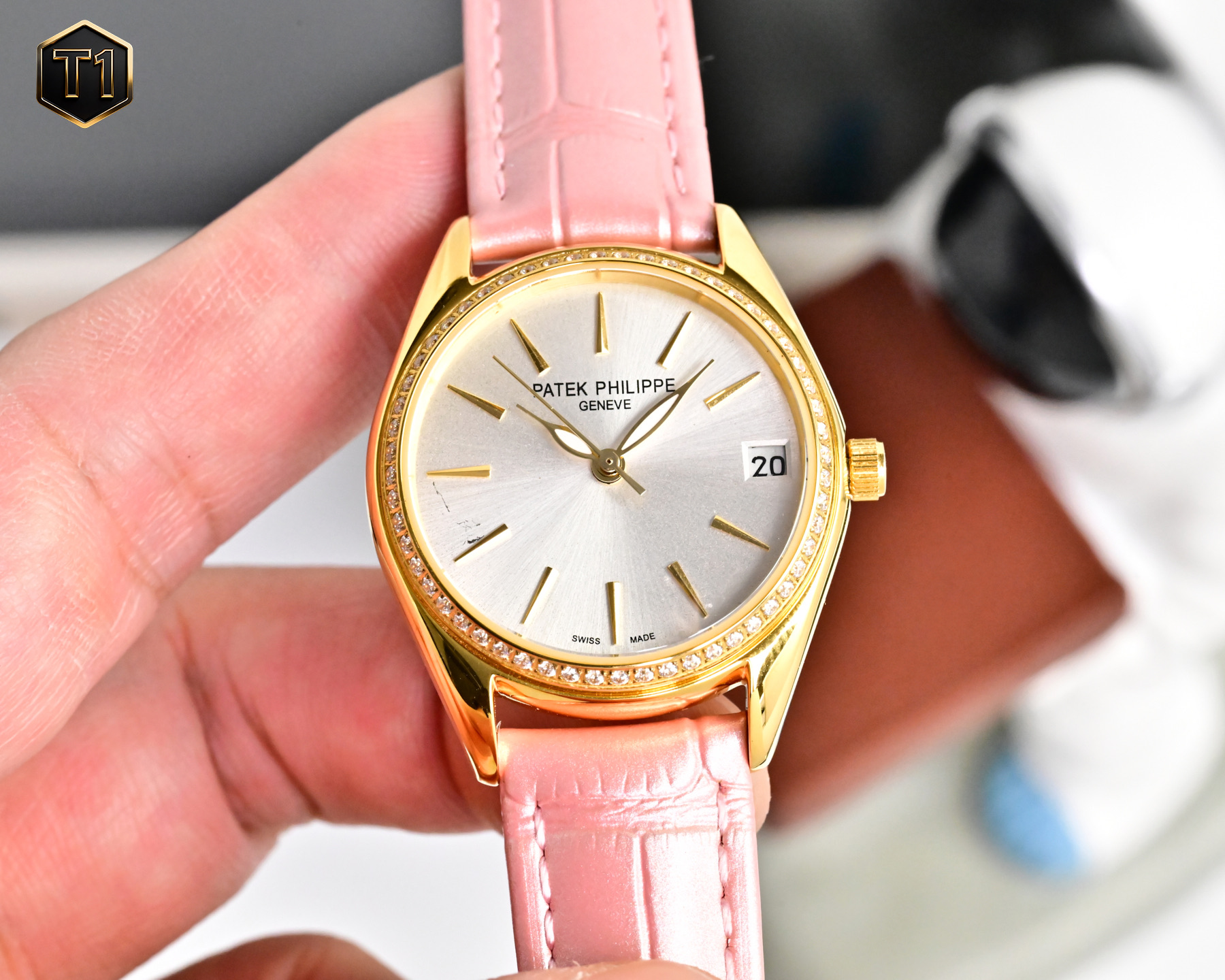NO:850809,[Top-quality Swiss watches produced by famous craftsmen] Recommended platinum hot models, interpreting the ever-changing goddess, the best women's model of the year, Patek Philippe grenade series, fashionable women's watch, simple three-hand, super luminous at night, unique 3-digit calendar, unique Swarovski diamond trapezoidal diamond on the case. High-end mother-of-pearl dial, simple and beautiful, elegant, fresh and refined  It is equipped with an original imported fully automatic mechanical movement (zero repair). The belt is made of imported first-layer calfskin, which can be freely matched with the color of the belt, and can be matched with high-end ceramic steel belts. High quality. Gift for lover or best friend. Five-star recommendation. Wrist style. Travel with you. Size: 33mm. Waterproof to 50 meters. The quality is the same as the real thing!  ,,swarovski,patek philippe,cowhide19860909【名匠瑞表出品顶级】 白 金爆款推荐·演绎百变女神,年度最佳女款,百达翡丽手雷系列 时尚女表 简约三针 夜时超强夜光独特3字位日历 壳上采用独特施华洛世奇钻梯形钻.高端珍珠贝母表盘 至简至美 优雅清新脱俗 搭载原装进口全自动机械机芯（零返修）皮带采用进口头层小牛皮可自由搭配皮带颜色,可搭配高档陶瓷钢带.高品质 送爱人 送闺蜜 五星推荐 腕间风尚 与你同行 尺寸33mm 防水50米实物拍摄品质如一！,,swarovski,patek philippe,cowhide,Watch