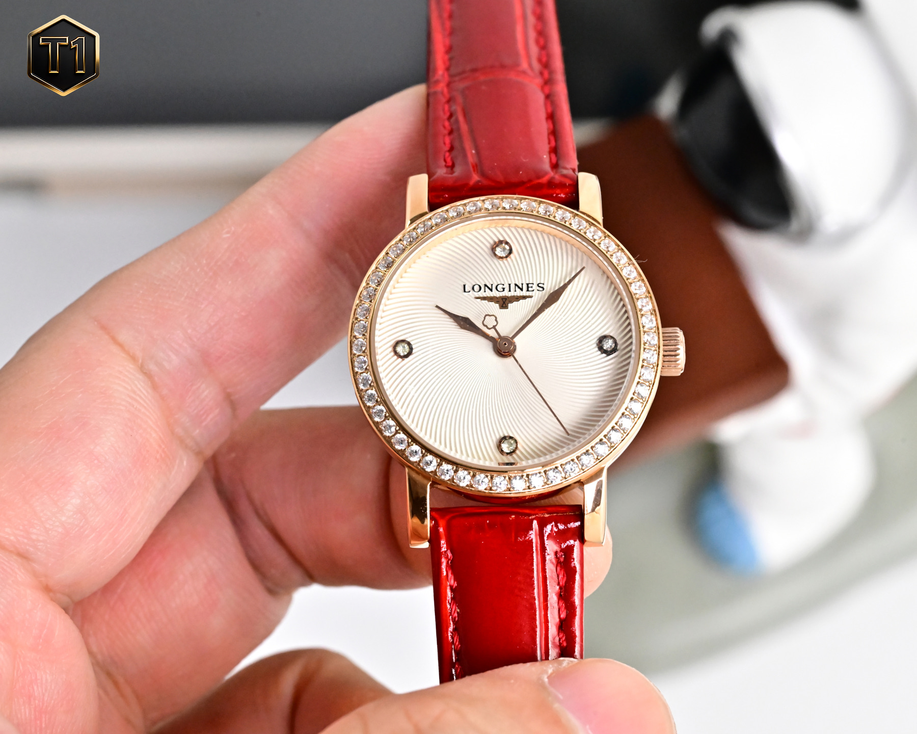 NO:896045,White gold, 30 diamonds, Longines combines feminine materials and dynamic lines to create a new series of Longines (Conquest Classic) watches. The new watches are still loyal to the brand's iconic elegance. This series of watches uses imported Japanese quartz movements, which are extremely accurate in travel time, and use stainless steel bracelets, which are exquisite and delicate, perfectly meeting the needs of contemporary women, longines19860909白金 钻30 浪琴表结合女性材质与动感线条 打造出全新浪琴系列(Conquest Classic)腕表 新款腕表仍然忠实于该品牌的标志性优雅气质 该系列腕表采用进口日本石英机芯 走时精准无比 并采用精钢表链 精致而细腻 完美符合当代女性需求,,longines,Watch