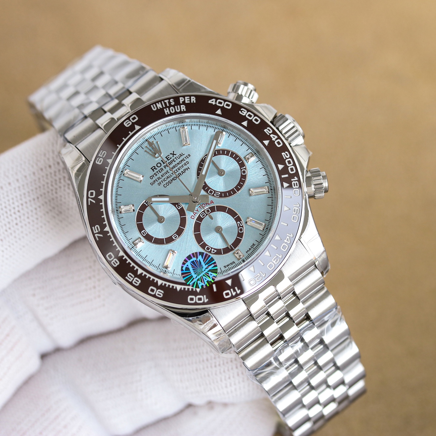 NO:923948,Daytona Ice Blue Hidden Limited Edition | Niche Scarcity Selection [Sun] Different from the conventional color matching with high circulation in the market, this color matching is a hidden style with high recognition in the circle and low circulation stock. The transparent ice blue disk surface has outstanding visual texture, and the mature and reliable chronograph movement ensures travel time performance. The wear-resistant ceramic bezel + comfortable bead chain strap take into account both durability and wearing experience.  The niche attribute reduces the probability of hitting the watch, and has good playing attributes, which is suitable for pursuing differentiated aesthetics. [Celebration] Hidden in the wrist, you can enjoy the ice blue luxury charm alone [Qiang] Wearing cold steel, you can’t hide the top luxury. The unified [Rolex ROLEX Universe Chronograph Daytona Series [Dandong Upgraded Time Reserve 72 Hours] produced by T1 has arrived!  [Seduce][Seduce][Seduce] [Case] ​​The case size is 40X12.2mm, and the details of the case have been hand-chamfered and polished many times, with a delicate and smooth texture!  [Dial] The dial is customized with a lacquered dial. The luminous light is subtle and emits long-lasting blue light!  [Movement] Using Dandong movement, it achieves 72 hours of power storage, making travel time more accurate and durable!  [Strap Buckle] The strap is made of Oyster-type stainless steel and is made of three solid straps. The outer links have a finely frosted surface and polished edges. The links are tightly connected and full of details!  ——Your satisfaction will be our infinite motivation!  ,,rolex19860909迪通拿冰蓝隐藏限定款｜小众稀缺甄选[太阳] 区别市面流通度高的常规配色,该配色属于圈内认可度高、流通存量偏少的隐藏款式.通透冰蓝盘面视觉质感出众,成熟可靠的计时机芯保障走时表现,耐磨陶瓷表圈+舒适珠链表带兼顾耐用度与佩戴体验. 小众属性降低撞表概率,自带不错的把玩属性,适合追求差异化审美.[庆祝]藏于腕间,独赏冰蓝奢韵[强]一身冷钢,藏不住的顶级奢华. 统一【T1出品 劳力士 ROLEX 宇宙计时迪通拿系列【丹东升级储时72小时】到货了！[勾引][勾引][勾引]【表壳】表壳尺寸40X12.2mm,表壳细节之处更是经过多次手工倒角抛光打磨而成,质感细腻光滑！【表盘】表盘采用烤漆表盘定制,夜光丁细腻入微,发持久蓝光！【机芯】采用丹东机芯,实现72小时动力储存,走时更精准耐用！【表带扣】表带采用蚝式精钢打造三株实心表带,外侧链节表面磨砂细腻,边缘磨光,链节连接紧凑,细节满满！ ——你的满意将是我们的无限动力！,,rolex,Watch
