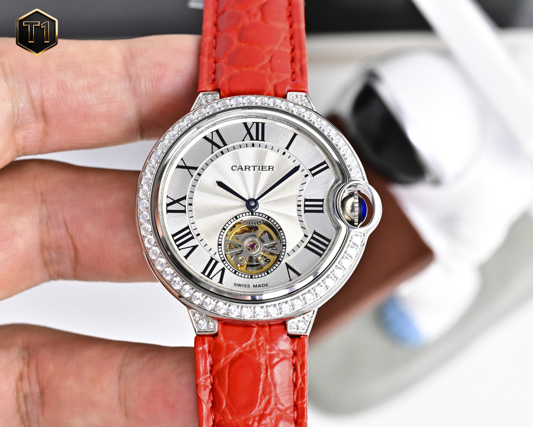 NO:943042,White gold, 40 diamonds, Cartier Blue Balloon Series - Tourbillon Mechanical Women's Watch (BallonBleude), the shell Roman dial exudes fashionable beauty. The operation of the movement flywheel is clear at a glance, showing nobility and luxury. Paired with a crocodile pattern calfskin strap, it perfectly blends classics and innovation. Diameter 39mm (focus on original new machines),,cartier,cartier,cowhide19860909白 金 钻40 卡地亚（Cartier）蓝气球系列-陀飞轮机械女士腕表（BallonBleude）贝壳罗马表盘流露着时尚唯美.机芯飞轮运作一目了然、尽显高贵奢华.搭配上鳄鱼纹小牛皮表带、完美融合经典与创新. 直径39mm（专注原装新机）,,cartier,cartier,cowhide,Watch