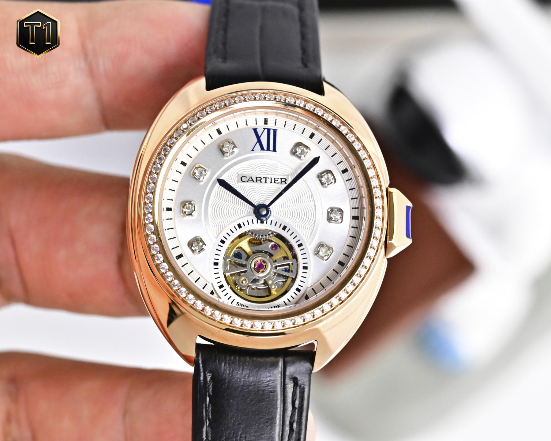 NO:943023,White gold with 40 diamonds makes its grand debut. Cartier-Key Series Tourbillon Mechanical Women's Watch, the luxurious diamond nail dial reveals fashionable beauty. The operation of the movement flywheel is clear at a glance, showing nobility and luxury. Paired with imported calfskin strap (multiple colors available), it perfectly blends classic and innovative, with a diameter of 35mm, cartier,cowhide19860909白 金 钻40 华丽登场 卡地亚-钥匙系列 陀飞轮机械女表,奢华钻钉表盘流露着时尚唯美.机芯飞轮运作一目了然、尽显高贵奢华.搭配上进口小牛皮表带（多色可选）完美融合经典与创新,直径35mm,,cartier,cowhide,Watch