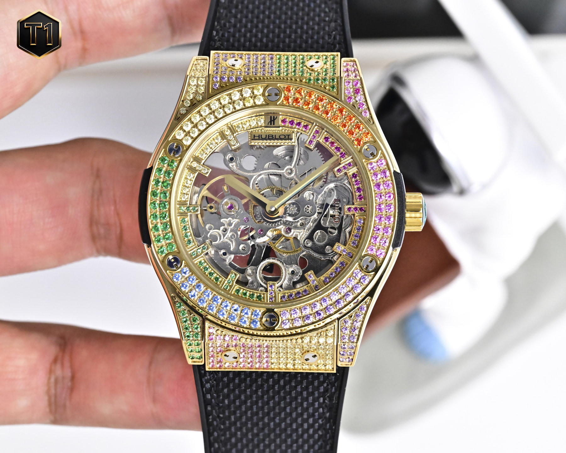 NO:943034,Platinum, the classic full-diamond hot model is once again upgraded to the Hublot Classic Fusion Series Skeleton Watch. 1: The shell shape and size are synchronized. The original case has a diameter of 45mm and a thickness of about 13mm. No matter which angle the case is viewed from, the polished details from all angles are higher than the same level.  2: Fully automatic mechanical movement, all gears are real-transmission without decoration, 48 hours of battery life, accurate 10±daily difference in shipment. 3: The front of the strap is made of plaid nytech fabric, and the back is made of imported natural rubber, which is flexible, conformable and waterproof. The front and back mirrors are made of high-transparent crystal glass, scratch-resistant and transparent. The watch is overall elegant and versatile.19860909白 金 经典满钻爆款再次升级宇舶（恒宝）经典融合系列镂空腕表 .1:壳型和尺寸均同步原装表壳壳直径45mm、厚度约为 13mm .表壳无论在哪个角度看 各个角度打磨细节处理均高于同级别水准. 2:全自动机械机芯,所有齿轮真实传动无装饰,48小时续航,精准10±日差出货.3:表带正面为格纹nytech织物,背面为进口天然橡胶,柔韧服贴又防水,正反两面镜面均为高透水晶玻璃,防刮且通透.腕表整体大方又百搭.,,Watch