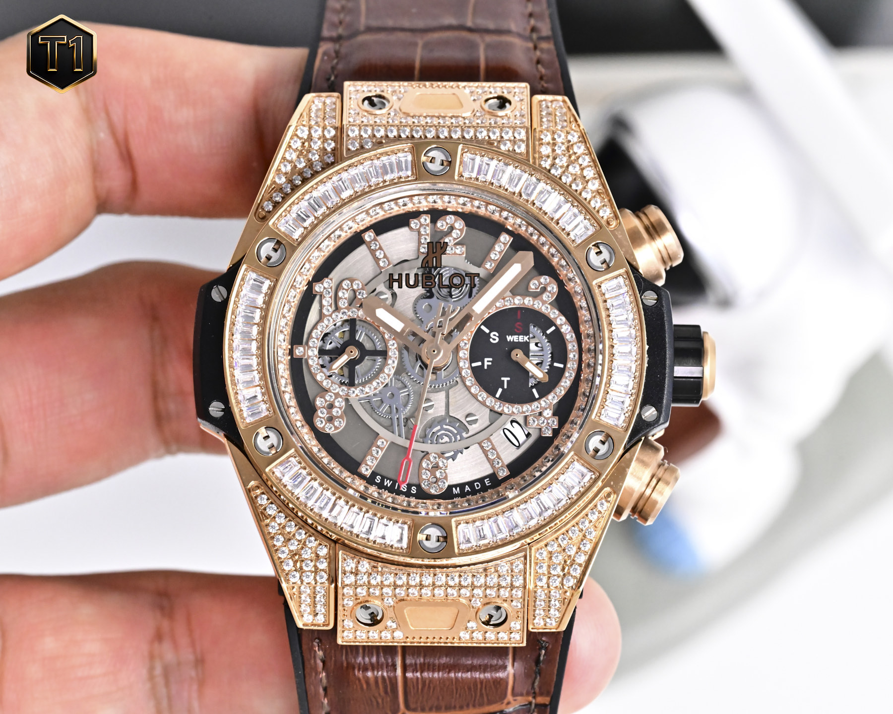 NO:943040,Platinum Hublot HUBLOT - Brave and fearless, the BIG BANG full-diamond series case is made of imported 316 fine steel. The explosive design is equipped with a multi-functional fully automatic mechanical movement. The strap is made of natural oak rubber strap with stable travel time and ultra-low repair rate. It is super waterproof, soft and comfortable. The watch mirror is made of high-hardness mineral crystal glass, which is wear-resistant and scratch-resistant, transparent and zero-defects. As a young brand  With its flamboyant personality and unique design, Hublot reaffirms youthful vitality under high-end manufacturing and will feel the freedom of youth with everyone!  ,19860909白 金 宇舶(恒宝) HUBLOT ——英勇无畏拳拳出击,BIG BANG大爆炸满钻系列表壳采用进口316精钢材料 设计感爆炸搭载多功能全自动机械机芯 走时稳定和超低返修率表带采用天然橡树橡胶表带 超强防水 柔软舒适表镜采用高硬度矿物质水晶玻璃 耐磨耐刮 通透零瑕疵. 作为一个年轻的品牌 宇舶以张扬的个性和独特的设计在高端制造下重抹一笔青春活力 将与大家一同感受年轻的自由！,,Watch
