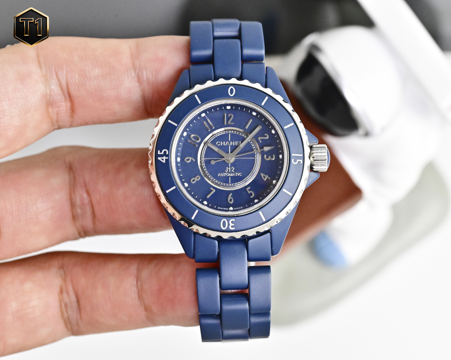 NO:943071,The unified YYDS factory has specially launched the latest Chanel J12 Bleu series. Two new J12 blue precision ceramic watches: 38mm and 33mm models. The unique blue color, alongside black and white, has become the iconic color of J12 watches. The J12 BLUE watch was launched as a limited edition. Now, J12 presents two blue matte precision ceramic watches. The blue matte precision ceramics on the ring are independently molded. They are by no means shoddy and unique in the market.  The 38mm model is equipped with Caliber 12.1 movement, and the 33mm model is equipped with Caliber 12.2 movement. A unique blue. A brand exclusive blue. A Chanel blue. Chanel has once again defined elegance and fashion, adding a new favorite to the majority of fashionable beauties!  ,,chanel19860909统一 YYDS工厂特别推出最新款香奈儿J12 Bleu系列 两款全新J12蓝色精密陶瓷腕表:38毫米与33毫米款式一独树一帜的蓝色,与黑和白并列,成为J12腕表的标志性色调.J12 BLUE腕表作为限量发售式推出,如今,J12呈现两款蓝色哑光精密陶瓷腕表作品, 圈口蓝色哑光精密陶瓷独立开模,绝非粗制滥造,全市场独无仅有 38毫米表款搭载Caliber 12.1机芯, 33毫米表款则搭载Caliber 12.2机芯 一抹独一无二之蓝.一款品牌专属之蓝.一种香奈儿之蓝.香奈儿再次定义了优雅,时尚,为广大时尚美女又增添了一枚新宠！,,chanel,Watch