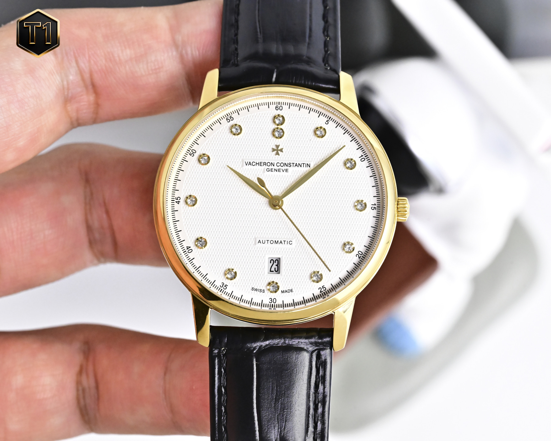 NO:943090,The latest model in platinum recommended to be the highest replica V4 upgraded version in the market, the Vacheron Constantin VC Heritage Series 85180 watch!  1: [Case] Size 40MMX9MM, perfectly round case, with slightly isolated lug design, making it fit the wearer's wrist better. Each finished case needs to undergo MK's strict quality control to restore the unique texture of the original. 2: [Movement] The steel wheels and other components are carefully decorated by MK watchmakers, and the automatic oscillating weight is plated with 18k gold, maximizing the original exquisite craftsmanship.  3: [Mirror] The front and rear sapphire glass mirrors are treated with anti-vertigo coating. 4: [Strap] Double-layer Italian calfskin, with Maltese cross pin buckle.,,vacheron,cowhide19860909白金枚最新款推荐市场最高复刻 V4升级版本 江诗丹顿VC传承系列85180腕表！ 1:【表壳】尺寸40MMX9MM,完美圆形的表壳,搭配微孤式表耳设计,使之更加贴合佩戴者的手腕.每一个成品壳套,都需经过MK严格的质量把控,方能还原正品独特的质感. 2:【机芯】钢轮等部件均由MK制表师精工装饰,自动摆陀更是镀有18k金,最大限度呈现原装精湛的工艺水平. 3:【表镜】前后两片蓝宝石玻璃镜面,均有防眩晕镀膜处理. 4:【表带】双层意大利小牛皮,搭配马耳他十字针扣.,,vacheron,cowhide,Watch