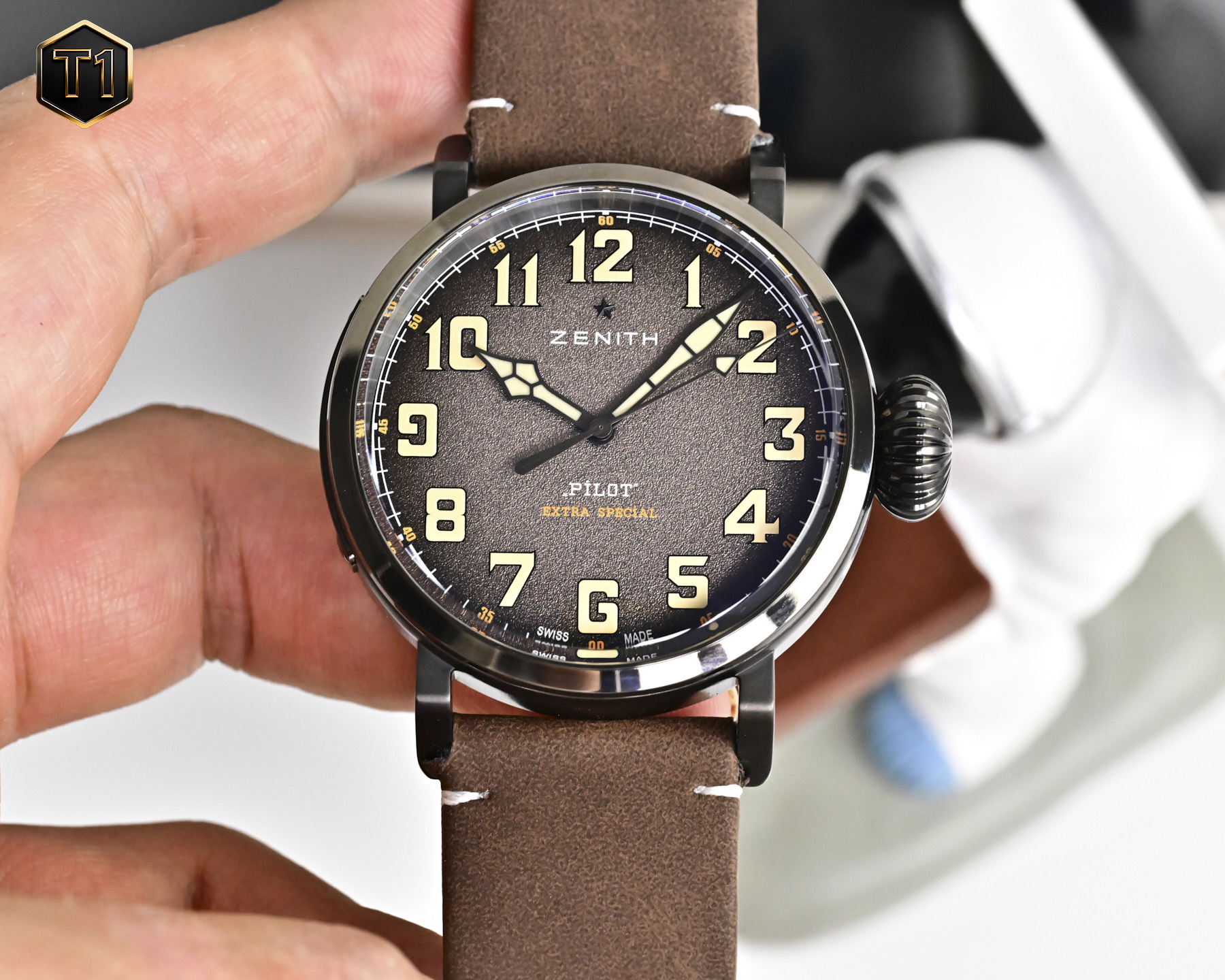 NO:943111,White V+ launches ZENITH pilot series, the dial is simple and beautiful, the snake-shaped hands, the sapphire glass, the case is superbly polished, especially the water chestnut polishing. Big aviation fans must not miss this movement. It uses imported modified EIite679. The travel time is accurate and stable with zero faults. The dial is 45x14.25. The original mold is synchronized. The titanium buckle and bottom cover [Dream with the stars, walk with the truth],19860909白 色 V+推出ZENITH 真力时飞行员系列 表盘简洁美观 蛇形指针 蓝宝石玻璃 表壳打磨超赞 特别是菱角打磨都很到位 大飞迷一定不可错过此款机芯采用进口改EIite679 走时精准稳定零故障表经45x14.25 原装开模同步 钛金属表扣及底盖 [以星为梦,与眞同行],,Watch