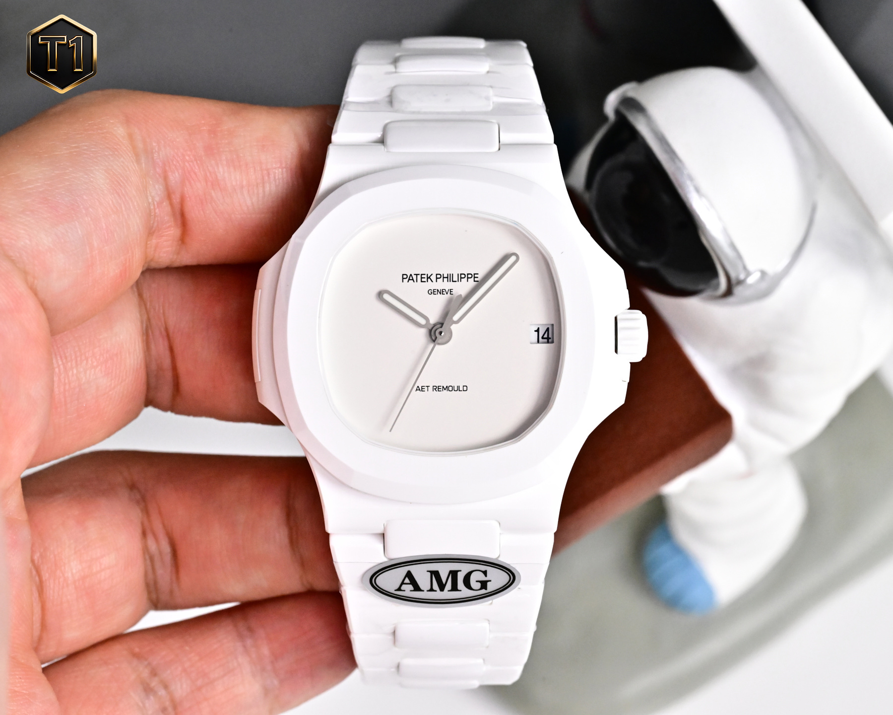 NO:943148,Unified AMG factory's new masterpiece | Newly upgraded V2 version - white ceramic - black ceramic modified AET model - Nautilus 5711 returned in the same color. Strictly standard with the original genuine size 40mm diameter / 8.6mm ultra-thin case, the whole watch weighs 108g, easy to fit, lightweight, comfortable on the wrist, not clumsy, and perfectly reproduces the original factory data.  AMG factory's new optimization - Nautilus modified AET-REMOULD is made of high-polished white ceramic, high-hardness ceramic case and strap, not easy to scratch, long-lasting wear, wear-resistant and scratch-resistant, light and pressure-free hand feel, iconic glacier blue horizontal stripe dial, transparent glaze, evenly filled with luminous scale, equipped with stable 9015 automatic movement, accurate travel time, stable and durable, dense bottom polishing texture matching from the case curvature, strap joint gap to AET  REMOULD is engraved on the bottom, and all the details are in line with the millions of modified overseas models, and the details are in line with the original. The horizontal stripe texture is exquisite and three-dimensional. The original factory molded shell shape, octagonal curvature, crown texture, and strap buckle are restored to the original at 1:1.19860909统一 AMG厂全新力作｜全新升级V2版本-白陶瓷-黑陶瓷改装AET款-鹦鹉螺5711 齐色回货.严格对标原装正品尺寸40mm直径/8.6mm超薄壳套,整表重量108g 上手贴合 轻量化 贴腕舒适,不笨手,完美复刻原厂数据. AMG厂全新优化-鹦鹉螺改装AET-REMOULD通体高抛光白陶瓷一体成型,高硬度陶瓷表壳表带,不易划痕,久戴不褪色,耐磨抗刮,上手轻盈无压手感,标志性冰川蓝横纹表盘,釉色通透,刻度夜光填充均匀,搭载稳定9015自动机芯,走时精准,稳定耐用,密底打磨纹理对版从表壳弧度、表带节缝隙到AET REMOULD底刻,全细节对标海外百万改装款,细节对标原装. 横纹肌理细腻立体.原厂开模壳型,八角弧度、表冠纹理、表带卡扣1:1还原原装.,,Watch