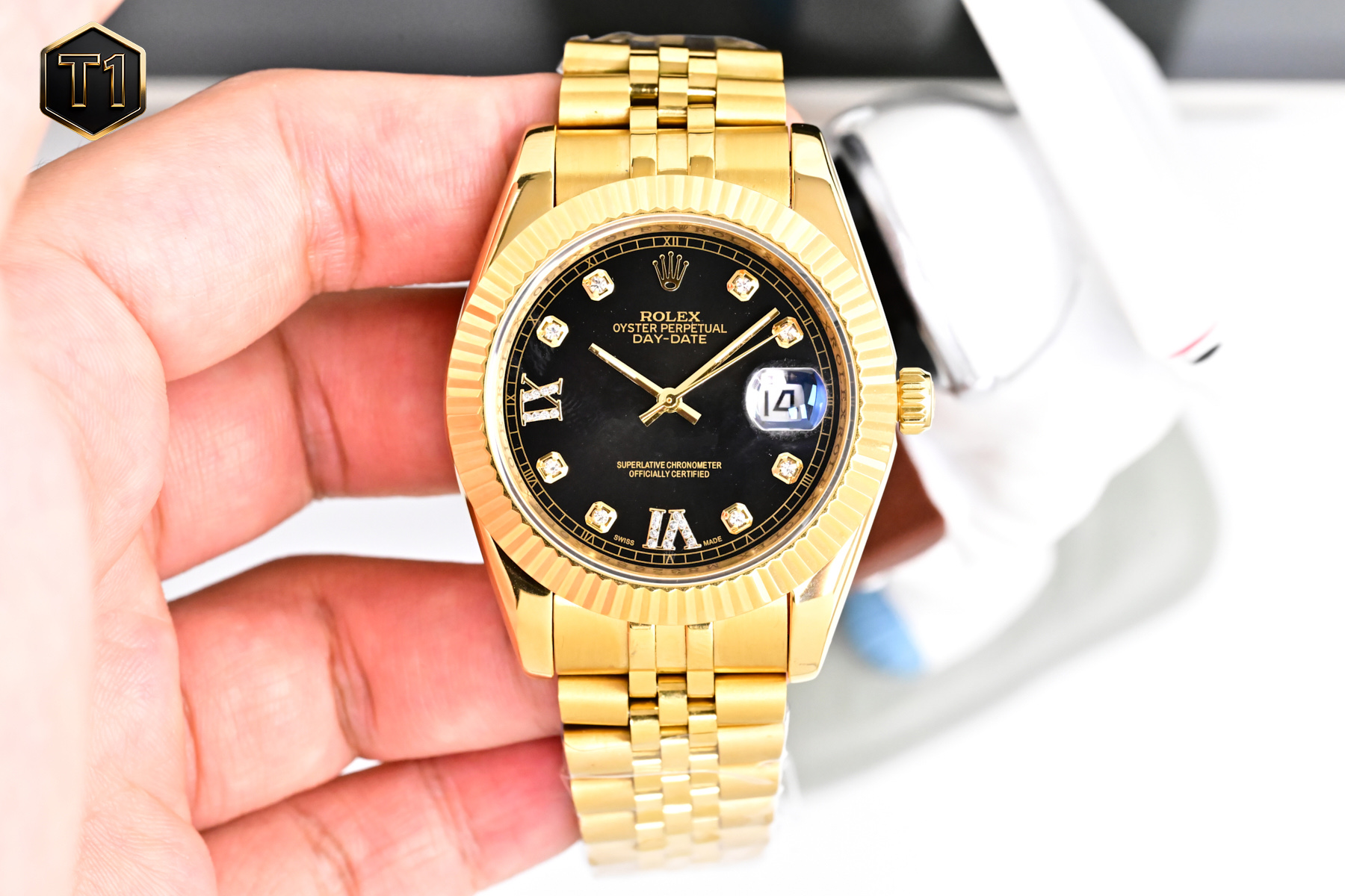 NO:943156,Platinum, a top player's poison treasure, extremely luxurious, perfectly restoring the most expensive Rolex Gypsophila watch in history - the Submariner special model with pavé diamonds!  A walking work of art, a symbol of ultimate luxury and status, the aura is clear at a glance!  Really stunning!  [Case] The size of the watch is 41mm. It is made of Germany's top 904L Oyster steel. The bezel, case and bracelet are densely inlaid with the top Swarovski diamonds. Try to restore the authentic and extremely luxurious and invincible texture. [Strap] Made of 904L Oyster steel, the Oyster strap was launched at the end of the 1990s.  It consists of three rows of wide, flat links, which are extremely strong. The entire bracelet is also neatly and meticulously studded with beautiful diamonds, giving it a dazzling effect. [Movement] It adopts Japanese machine movement, and its performance is extremely stable. [Mirror] Sapphire mirror. Super luminous characters, and the color of the characters is more delicate, creating a visual effect consistent with the original product!  ,,swarovski,rolex19860909白 金 顶级玩家毒物珍品,奢华至极,完美还原史上最昂贵的劳力士满天星腕表——潜航者型密镶钻特别款！行走的艺术品,极致奢华身份与地位的象征,气场一目了然！实物惊艳！【表壳】腕表尺寸41mm.采用德国顶级904L蚝式钢所制.表圈,表壳,表链都密集镶满最顶级的施华洛世奇美钻.尽量还原正品奢华至极的无敌质感.【表带】采用904L蚝式钢打造,蚝式表带于年代末推出,由三排宽大、平整的链节组成,极其坚固,表链全身也整齐缜密的镶满美钻,效果光华四射.【机芯】采用日本机机芯,性能极为稳定.【镜面】蓝宝石镜面.超强夜光字面,字面颜色更细腻做出了与正品一致的视觉效果！,,swarovski,rolex,Watch