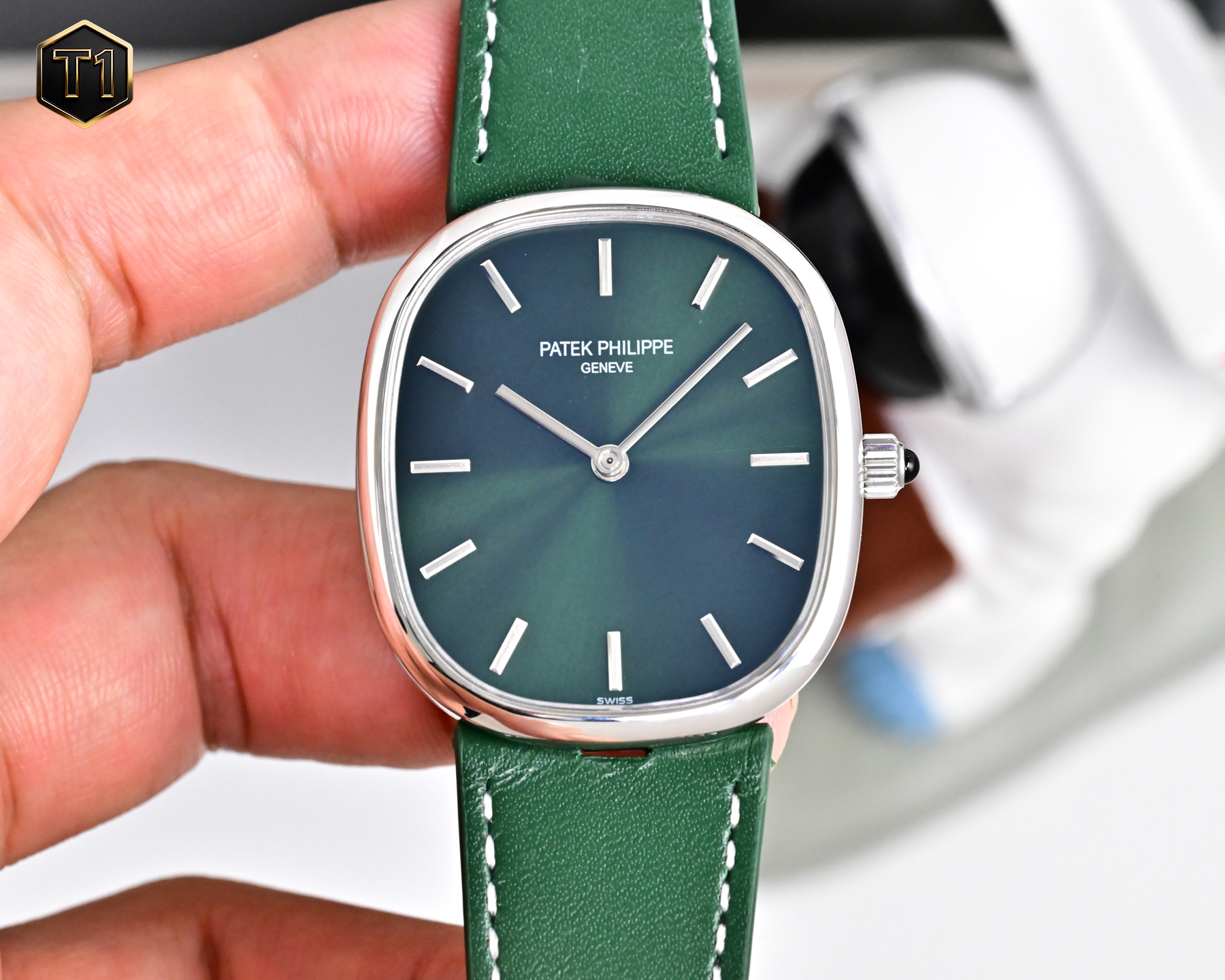 NO:943159,Unified PATEK PHILIPPE 'Patek Philippe' 5738 Slim 6.2mm Weight 75g Brand new chain bracelet Fully hand-assembled Delivery Calfskin strap + pin buckle Mechanical Imported movement Patek Philippe  5738/1R is the brand’s classic tonneau-shaped watch masterpiece. It is made of fine steel as a whole. The warm metallic luster complements the exquisite textured strap, showing a luxurious texture. The dial is made of deep black, with simple strip hour markers and fiber optics.  Thin hands and a design without unnecessary decoration outline a minimalist aesthetic style, which perfectly blends elegance and low-key. The barrel-shaped outline of the watch case has smooth lines and a curvature that fits the wrist. It not only makes the wearing experience comfortable, but also makes the shape of the watch more recognizable.  The biggest highlight of this watch is its exclusive chain bracelet. Each link is a gold oval ring, which is 'interlocked' to form a whole, which is both beautiful and durable. The bracelet is made and installed by hand one by one with 300 links. The pattern of the bracelet is novel and reliable. Warm reminder that when reducing the length of the bracelet, you need to start from the first section.,,patek philippe,cowhide19860909统一 PATEK PHILIPPE「百达翡丽」5738 纤薄 6.2mm 重量 75g 全新链式表链 全手工装制 配送 小牛皮表带+针扣 机械 进口机芯 百达翡丽 5738/1R是品牌经典的酒桶形腕表代表作,整体采用精钢材质打造,温润的金属光泽与精致的纹理表带相得益彰,尽显奢华质感.表盘选用深邃的黑色调,搭配简约的条状时标与纤细的指针,无多余装饰的设计勾勒出极简的美学风格,将优雅与低调融合得恰到好处.其表壳的酒桶形轮廓线条流畅,弧度贴合腕间,佩戴体验舒适的同时,也让腕表的造型更具辨识度. 这款腕表最大的亮点在于其配备的独家链式表链.每一个链节都是一个金质椭圆形环,通过“环环相扣”形成整体,既美观又耐用.表链由300枚链节手工逐一制作和安装,表链图样新颖又可靠. 温馨提示调减表链长度时,需要从第一节开始进行.,,patek philippe,cowhide,Watch